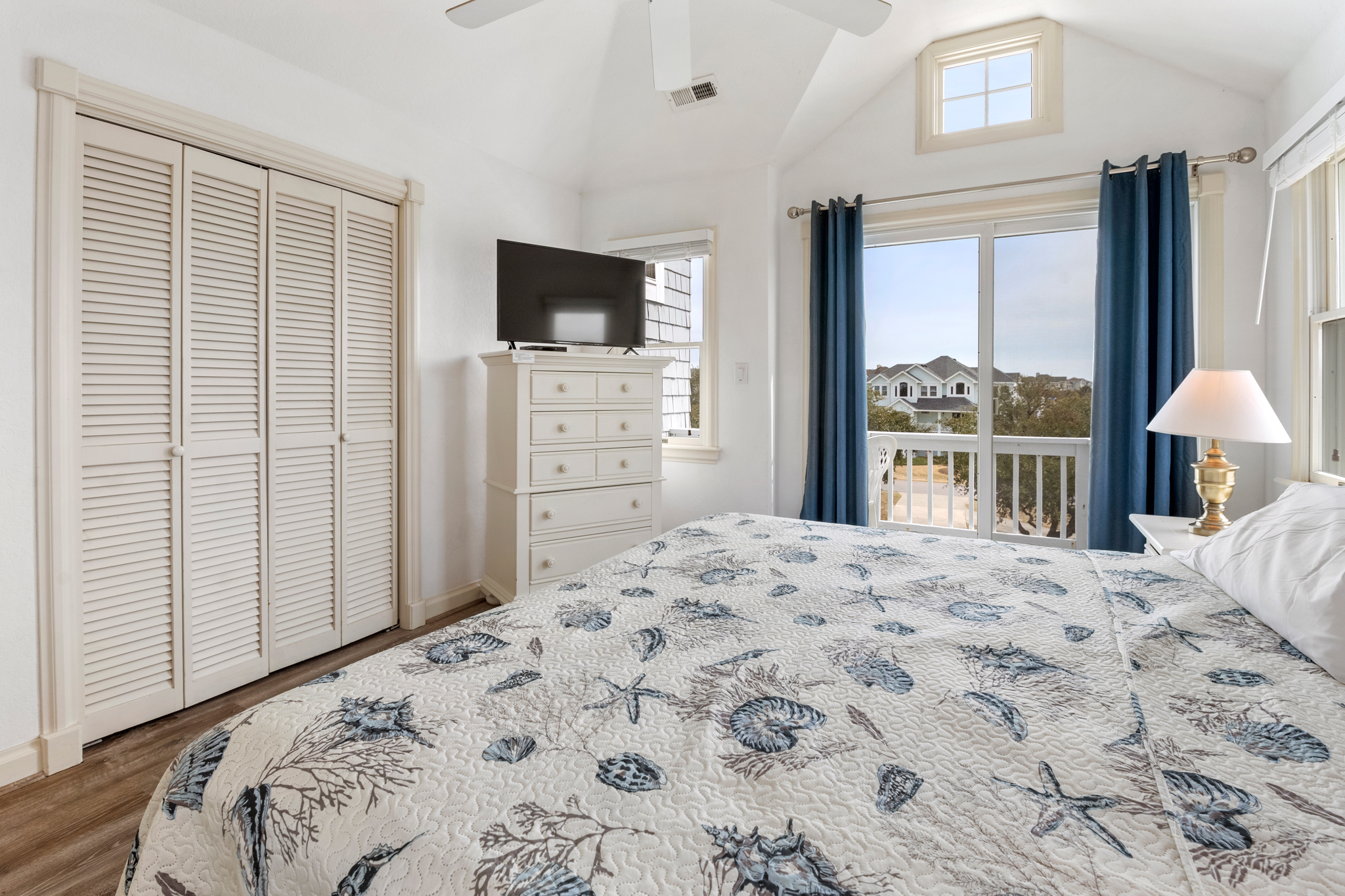 PI07: Island Breeze | Top Level Bedroom 8