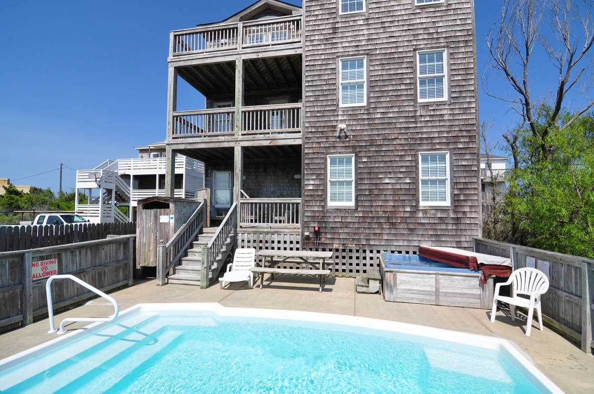 SN07: Summer Rental | Back Exterior