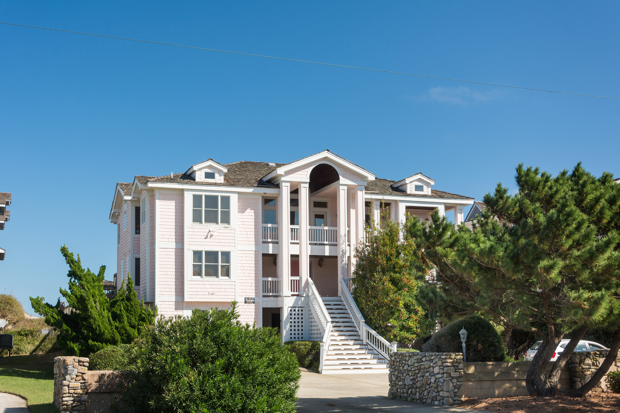 DE08: Shore Beats Work | Front Exterior