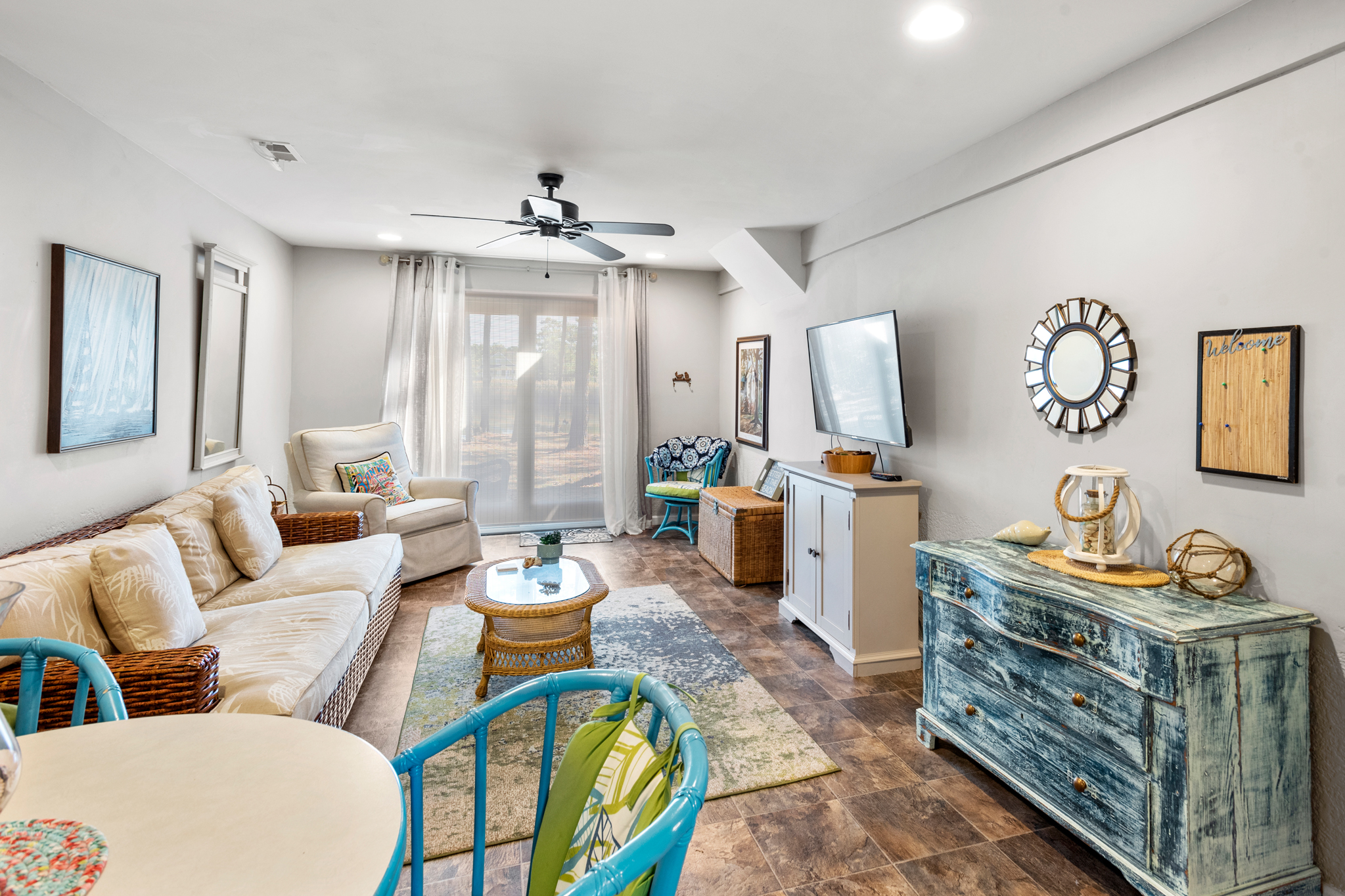 MNT1148: Sound Choice In Manteo | Bottom Level Apartment Living/Dining Area
