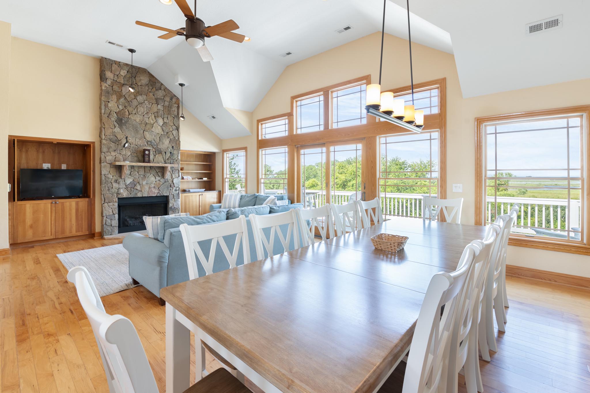 CC323: Tide One On | Top Level Dining Area
