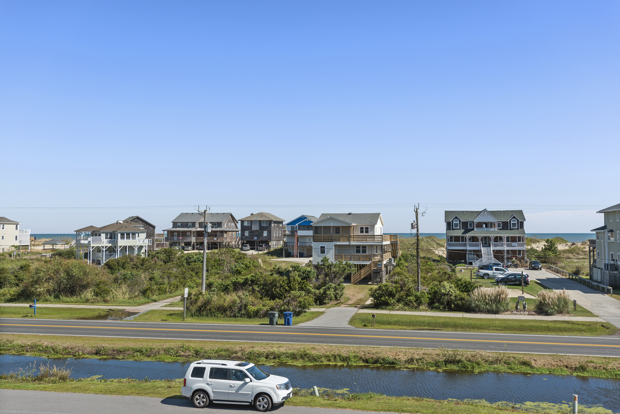 SN2712: Beach Dugout | Top Level Front Deck View