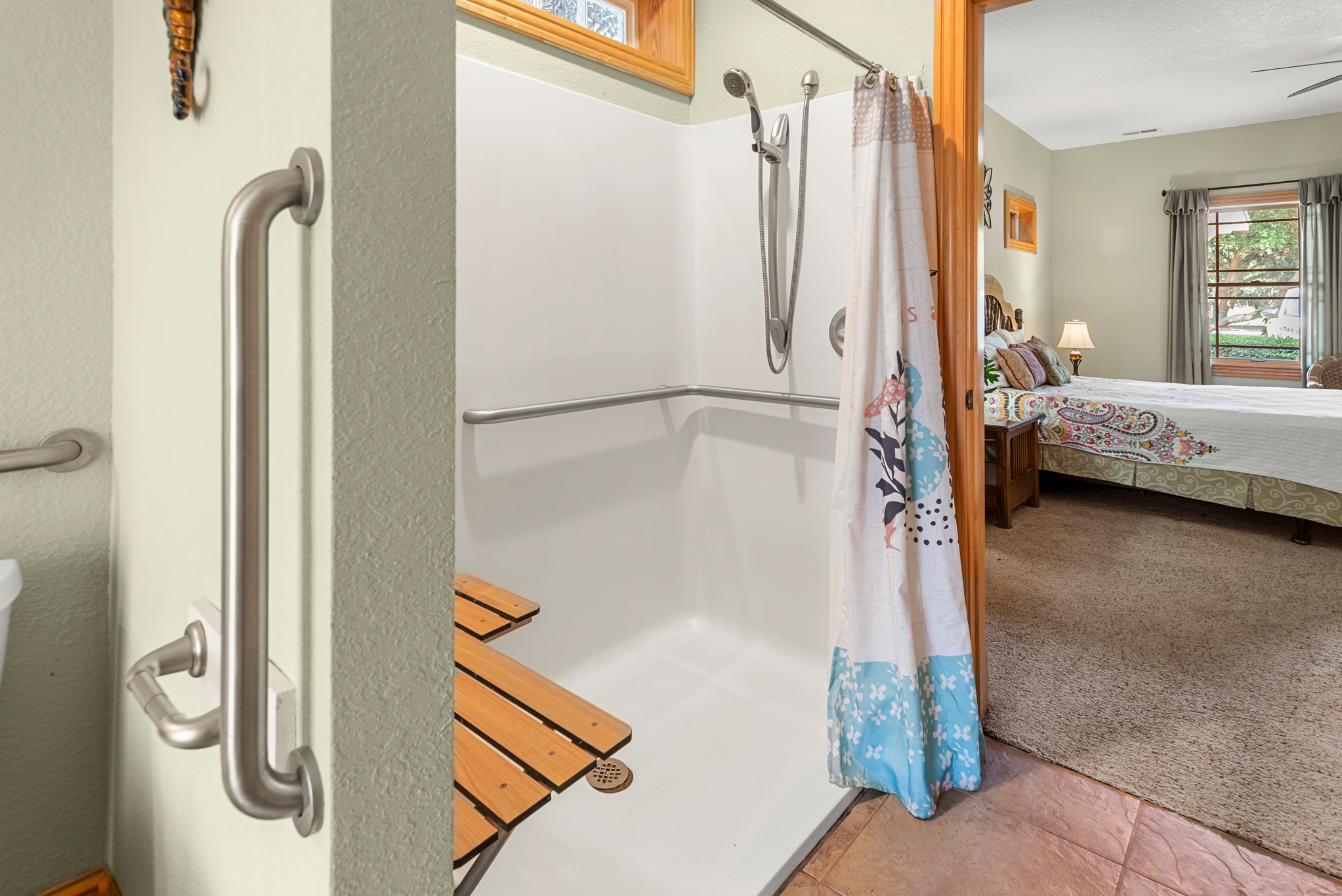 CC323: Tide One On | Bottom Level Shared Bath