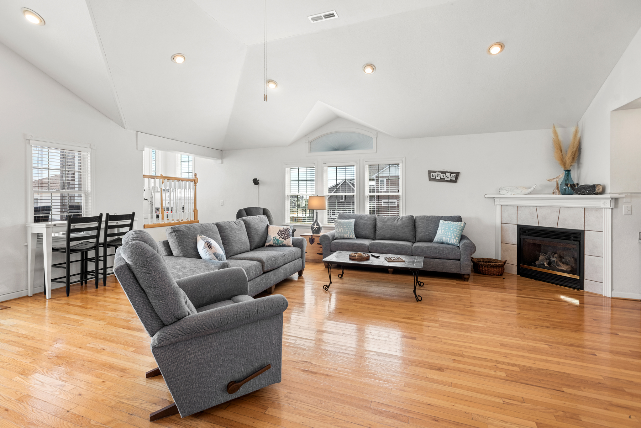 SN07: Summer Rental | Top Level Living Area