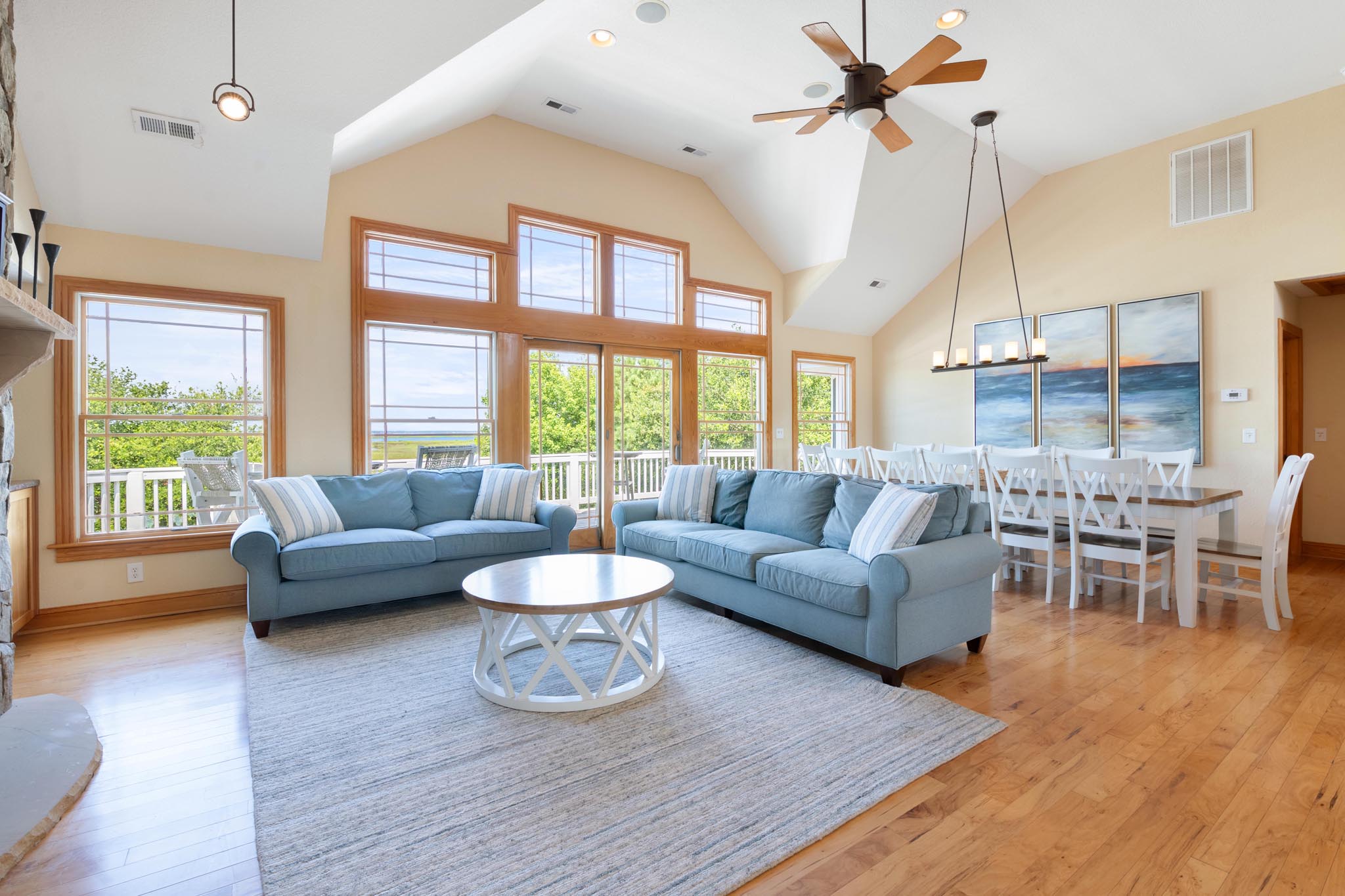 CC323: Tide One On | Top Level Living Area