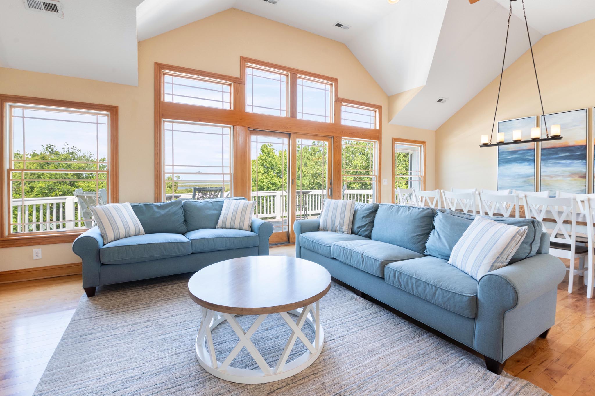 CC323: Tide One On | Top Level Living Area