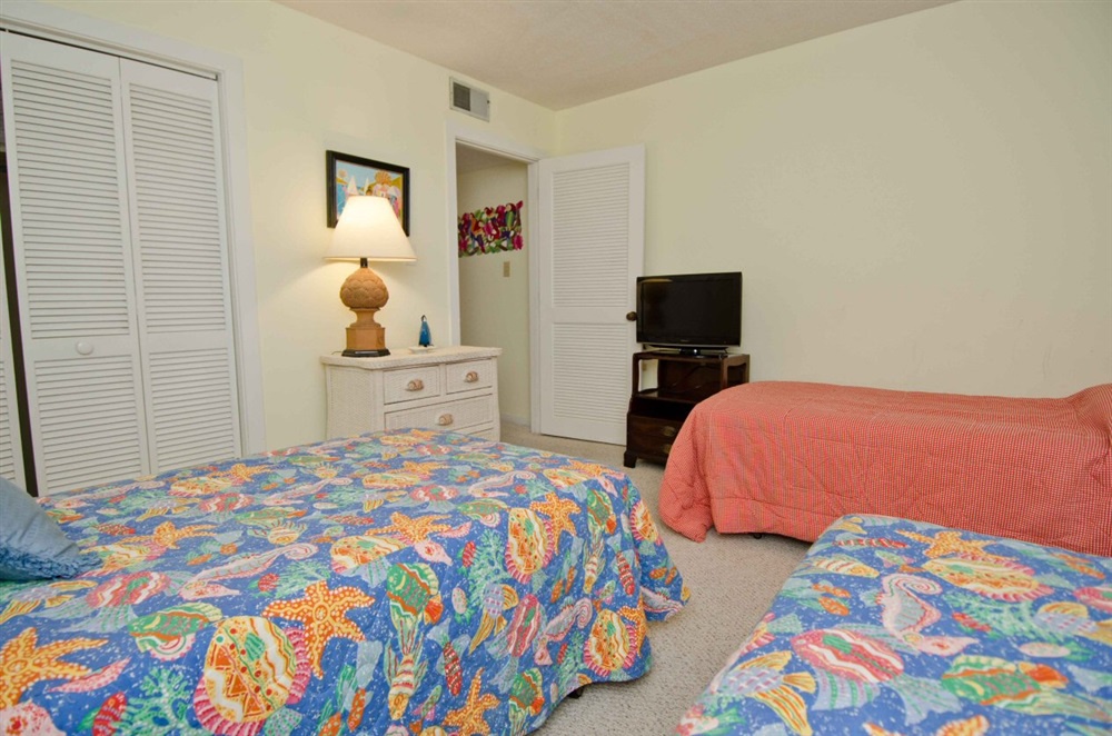 Bedroom with 3 Twins