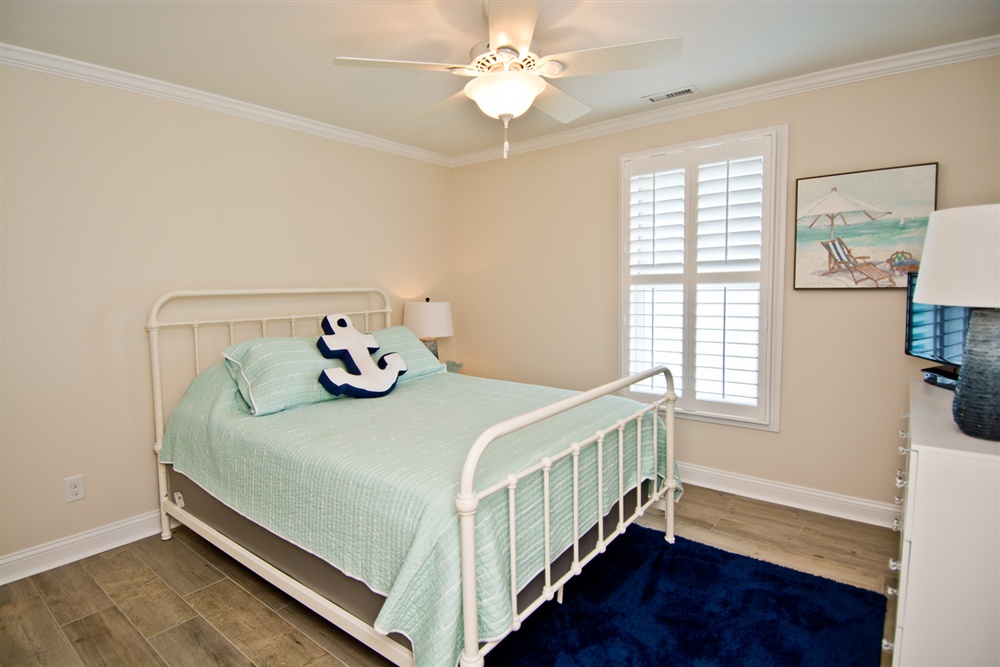 Bedroom with Queen