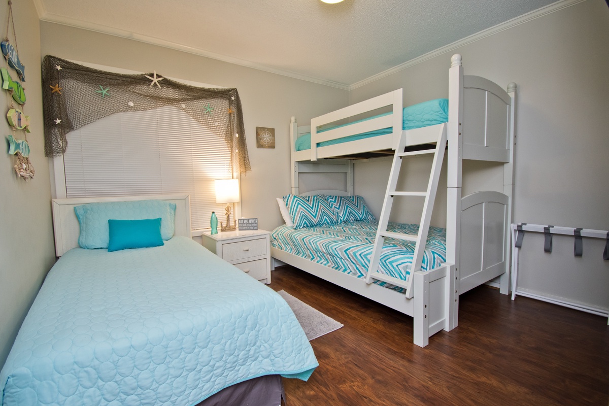 Bedroom with Double/Twin Bunk and Twin