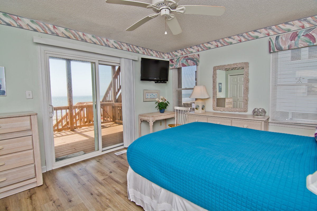 Level One Oceanfront Bedroom with Queen