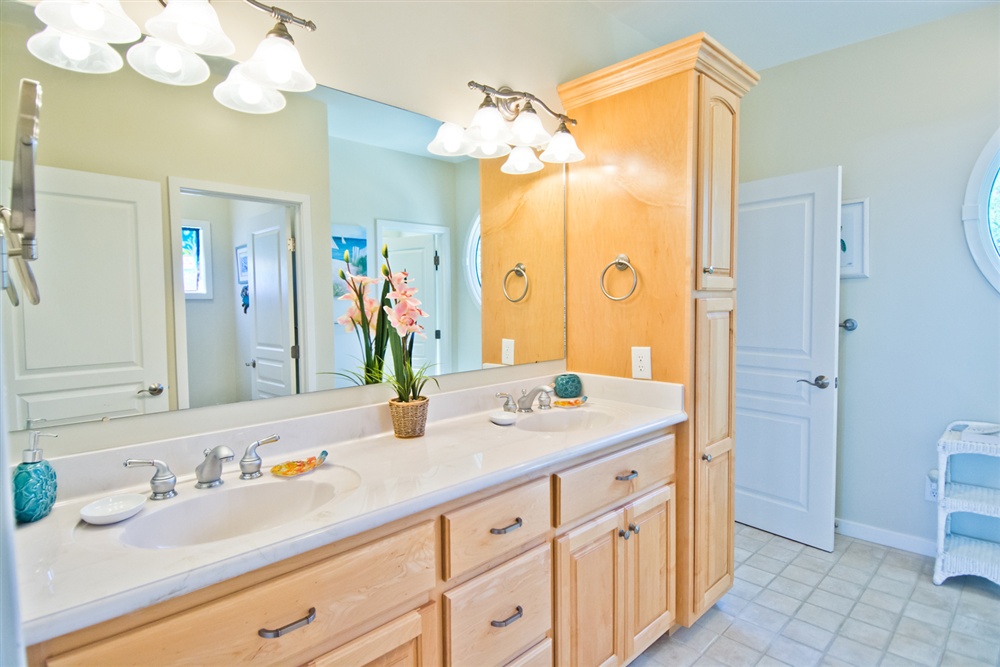 Level One Full Bath Shared
