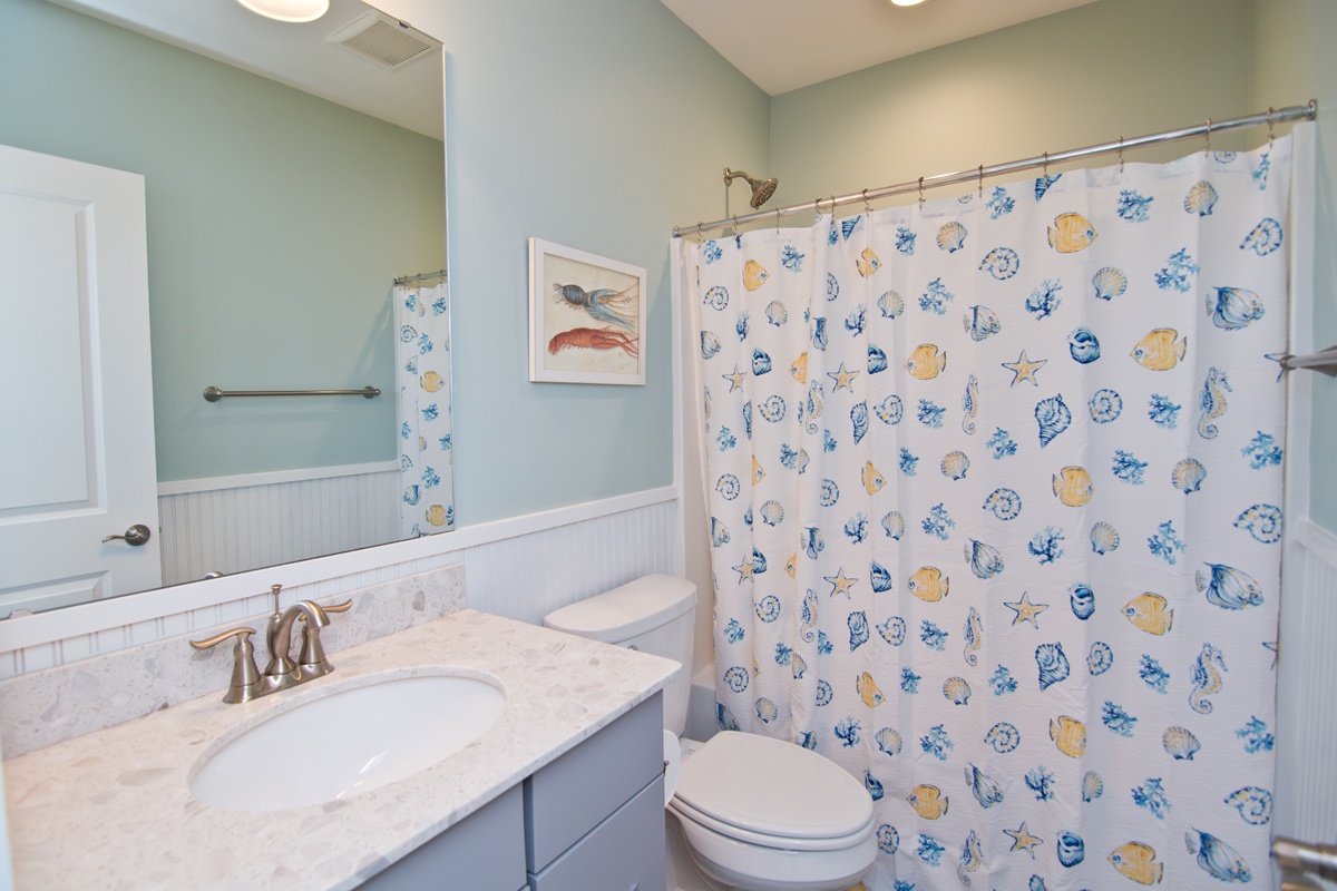 Twin's Private Bath