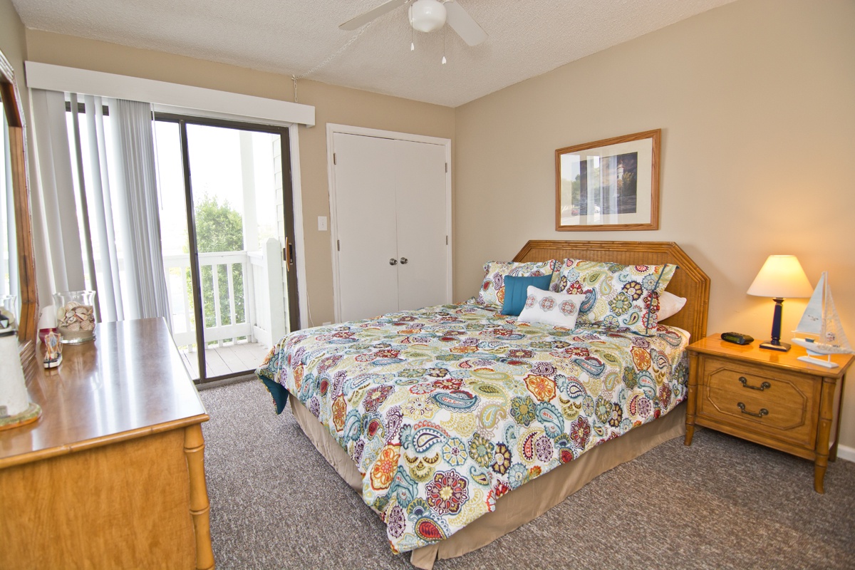 Bedroom with Queen