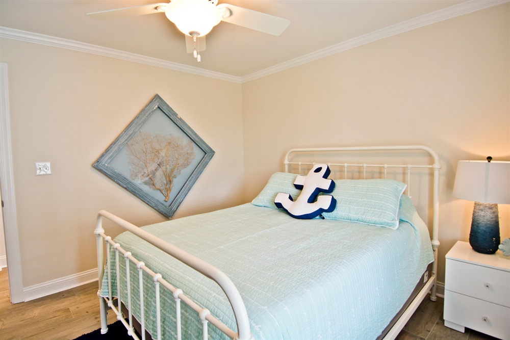 Bedroom with Queen