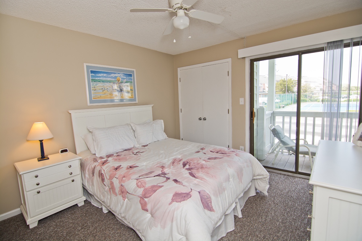 Bedroom with Queen