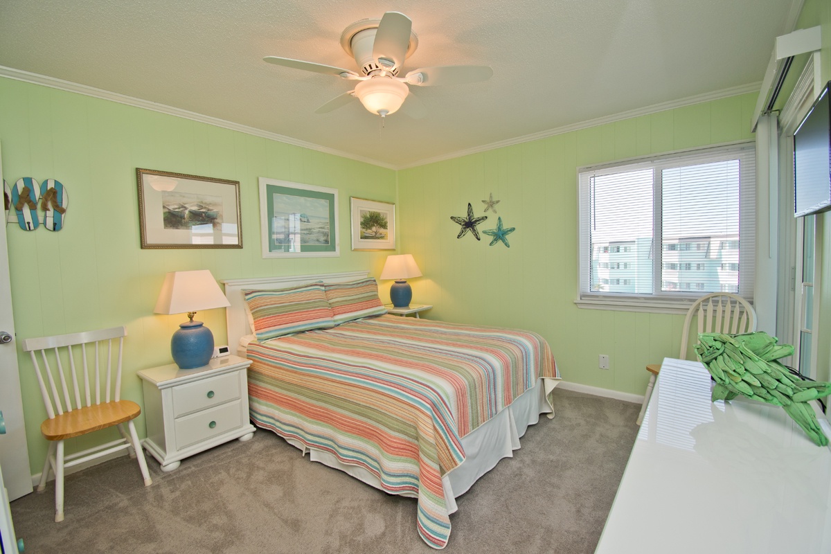 Bedroom with Queen