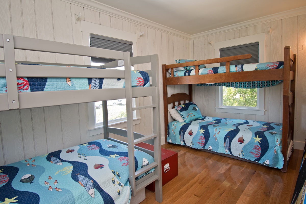 Bedroom with 2 Twin Bunks