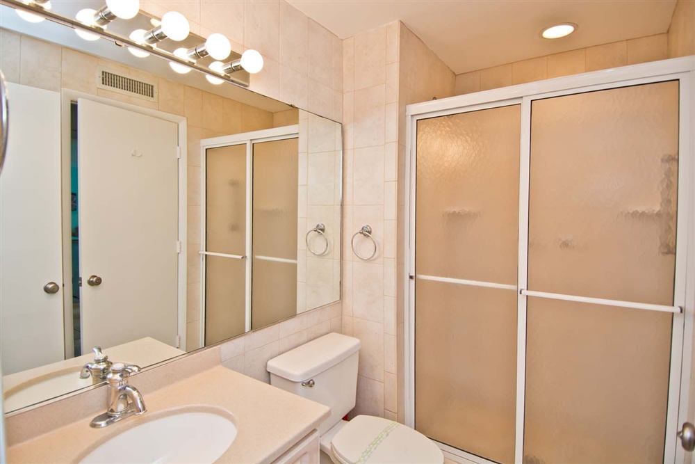 Shared Bathroom with Queen and Twin Bedroom