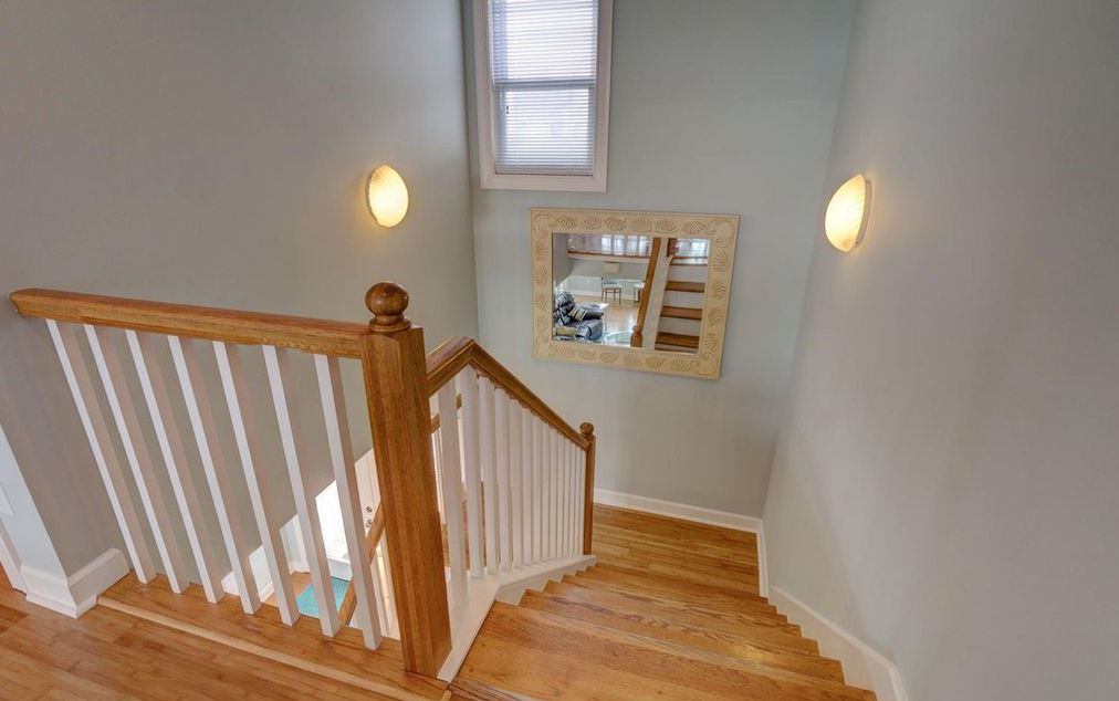 15a 885 top of stairs a