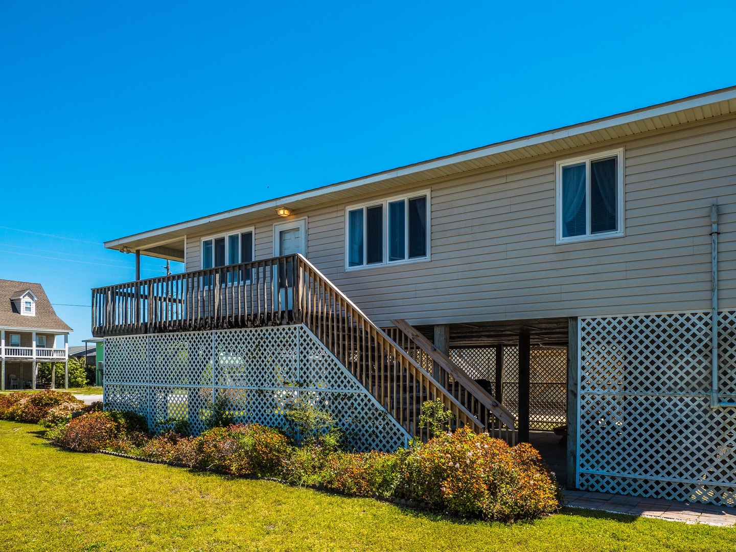 20 Q19-large-2000px - side of house 2 - retouched