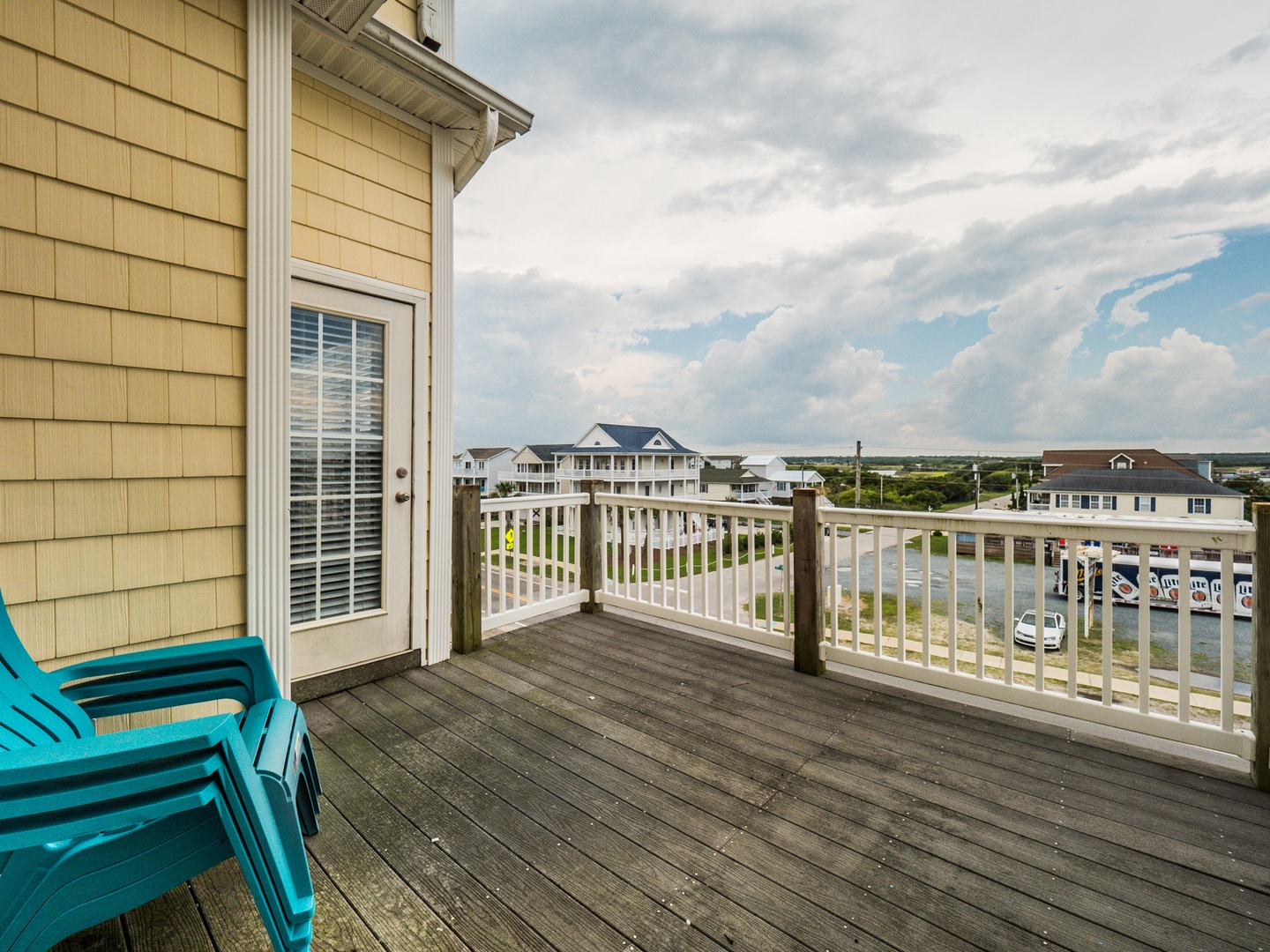 22 Q08-large-2000px - street balcony