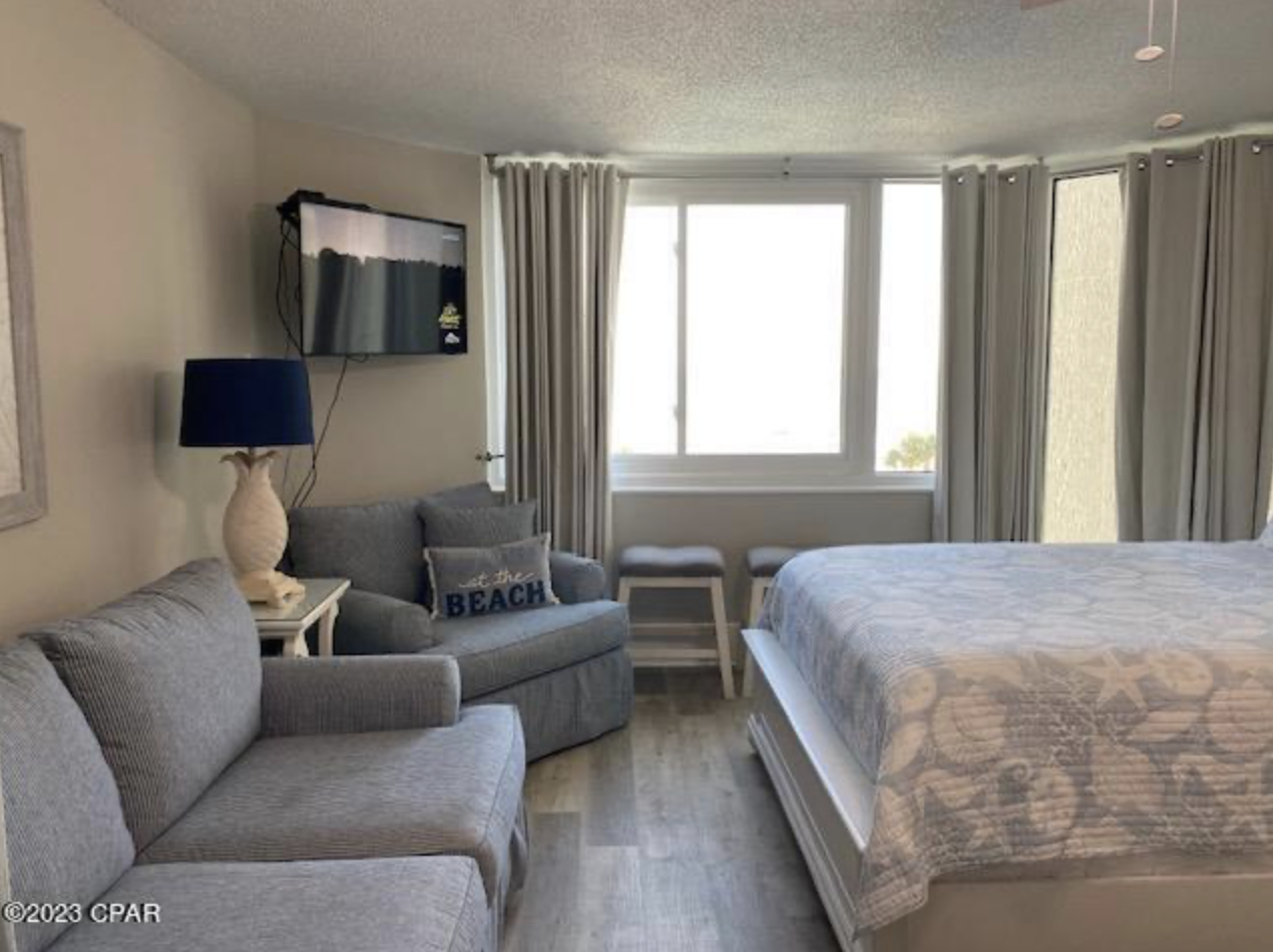 2 queen beds and sitting area