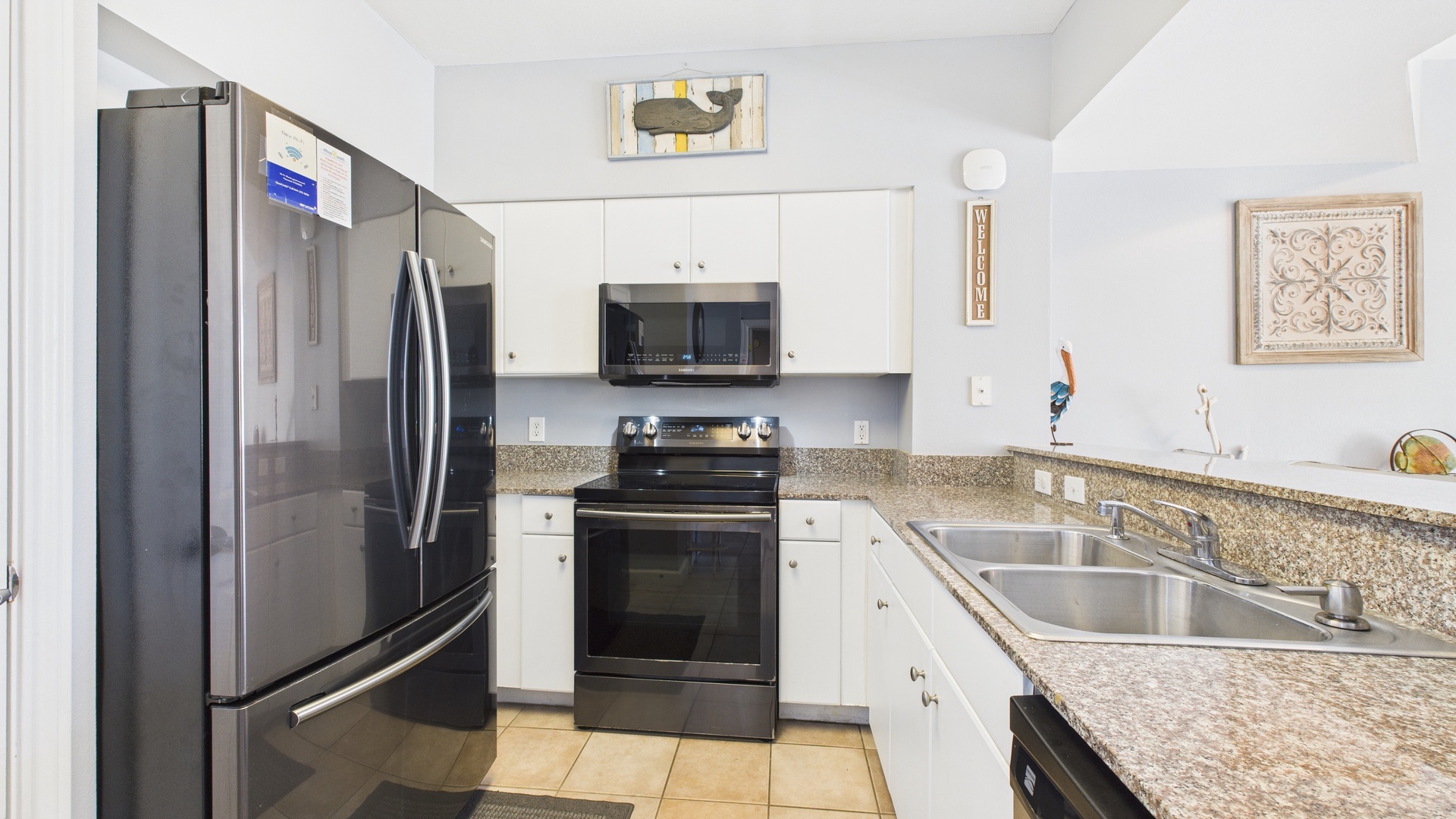 Full kitchen with breakfast bar and all the cooking essentials