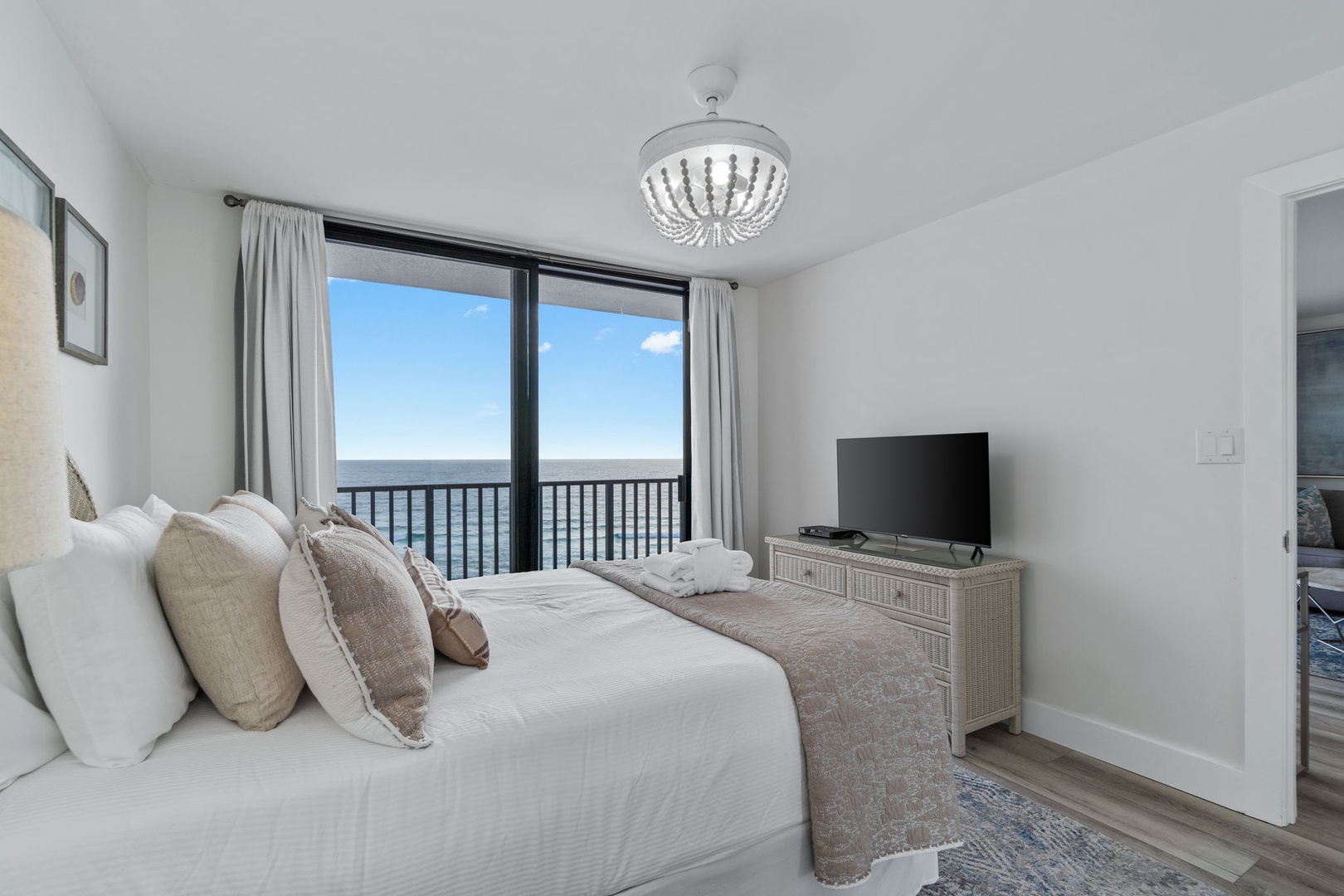 Master room with queen size bed and balcony access