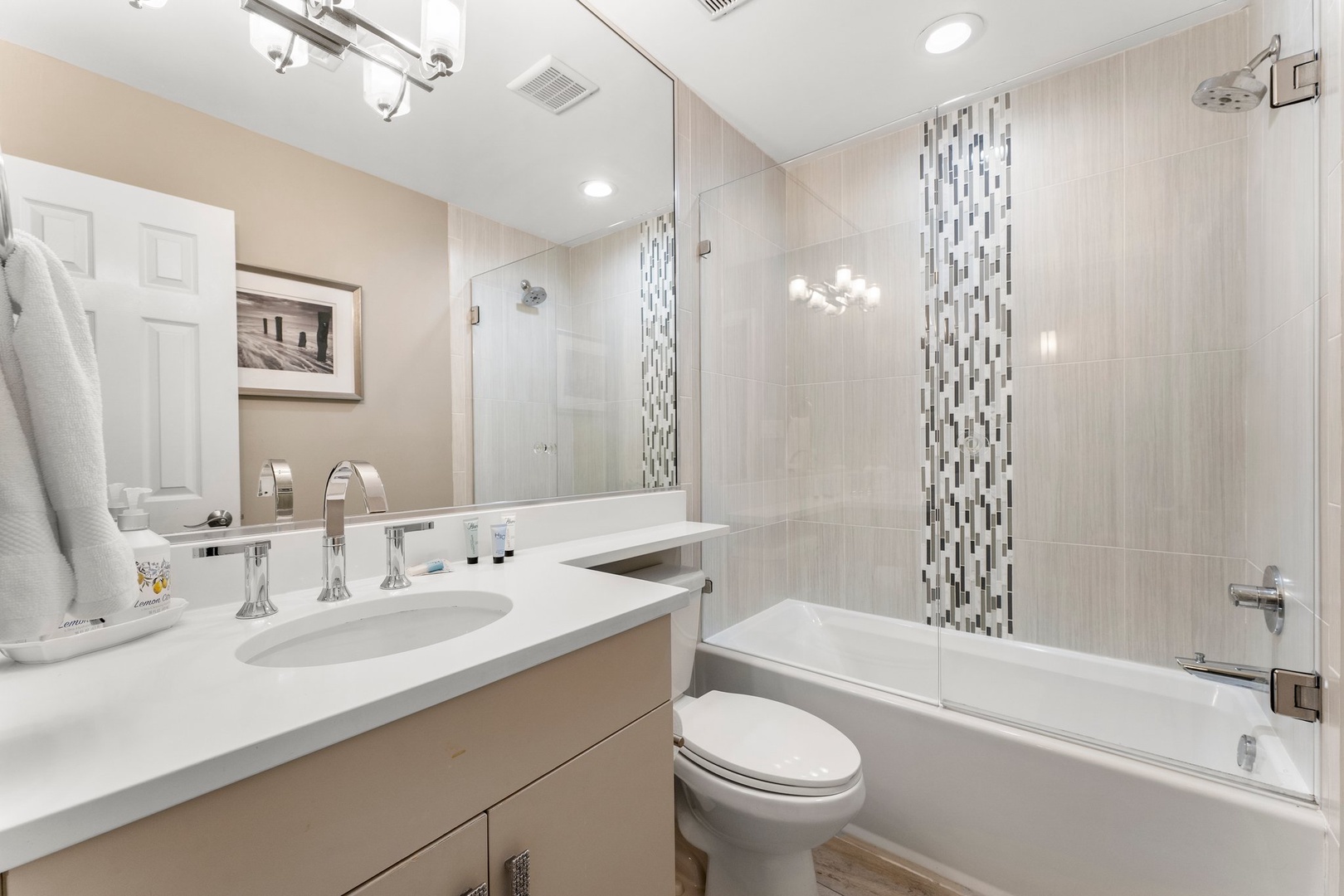 Guest bathroom with shower/tub combo