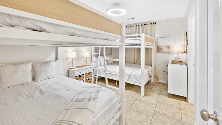 Guest bedroom with 2 bunk beds