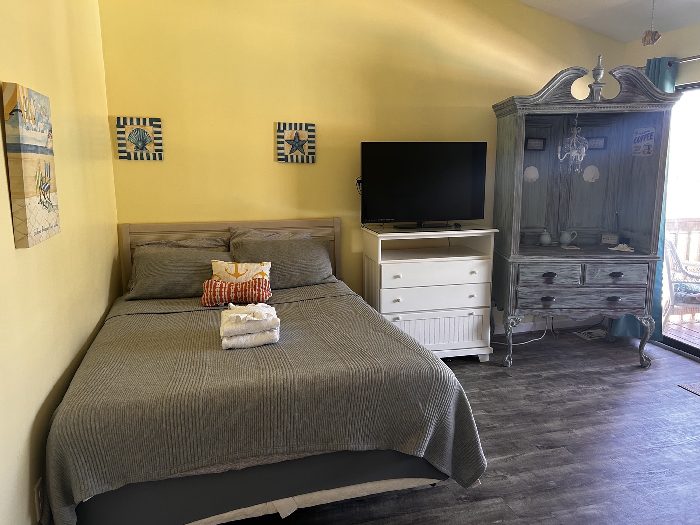 2nd bedroom with two queen beds (sleeps 4)