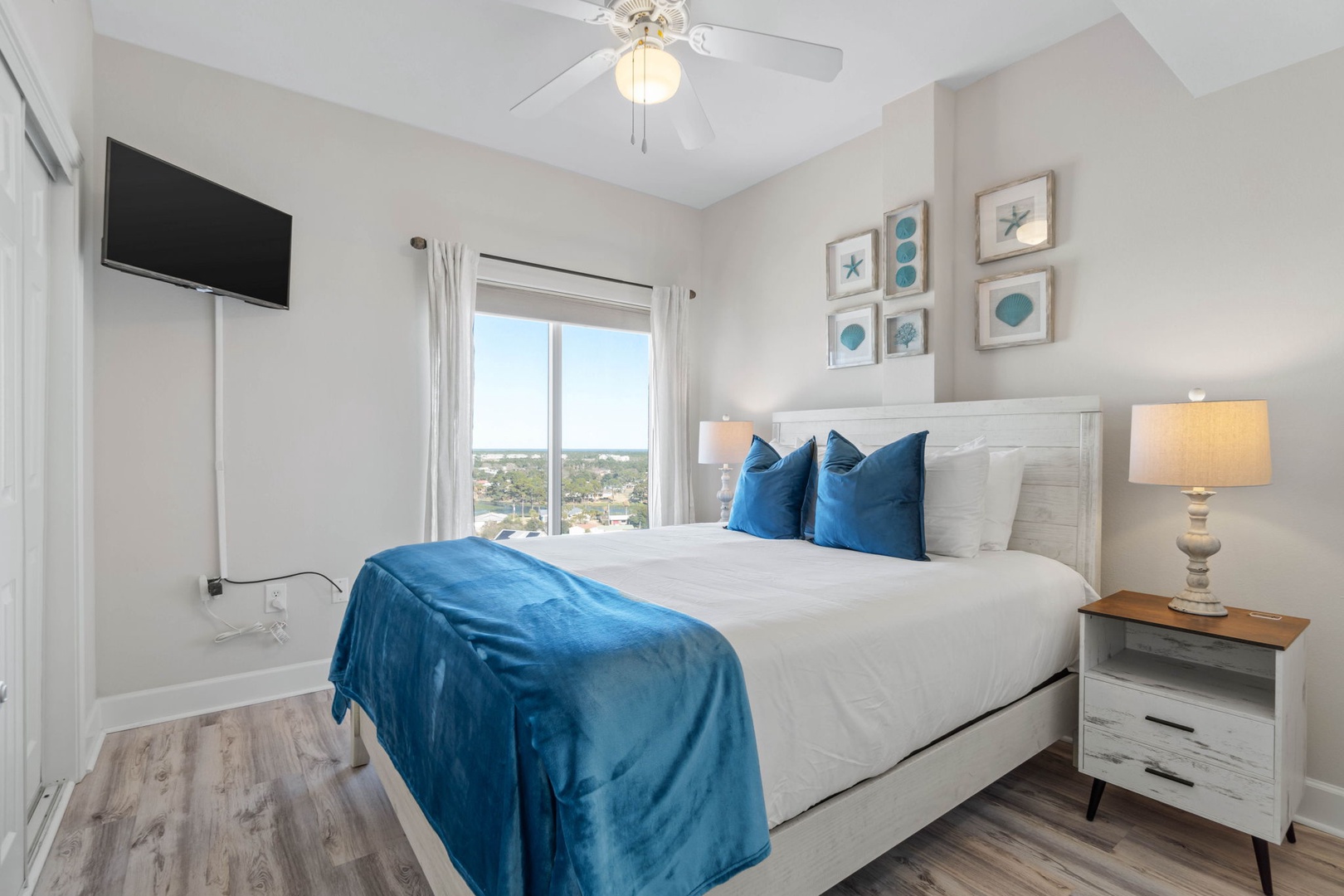 Guest room with queen bed