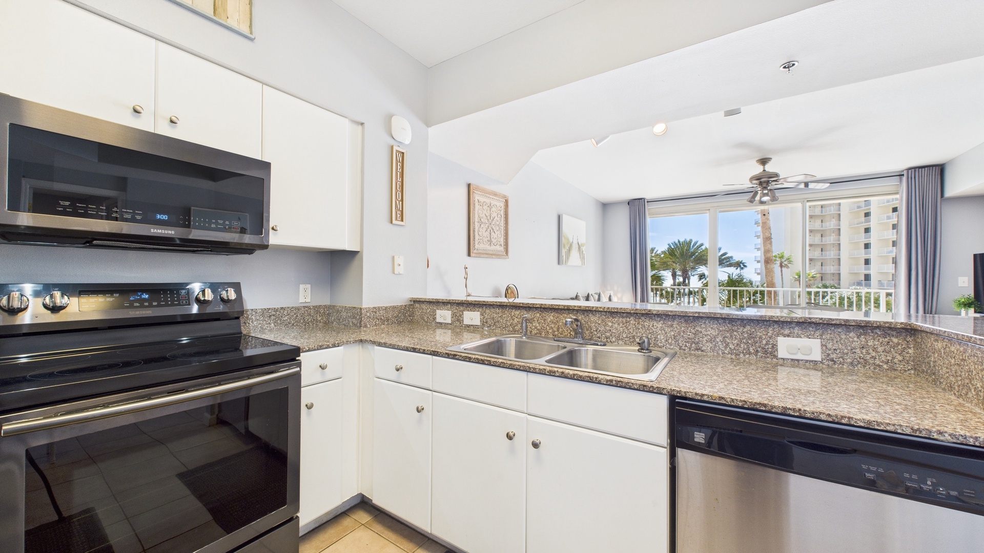 Full kitchen with breakfast bar and all the cooking essentials