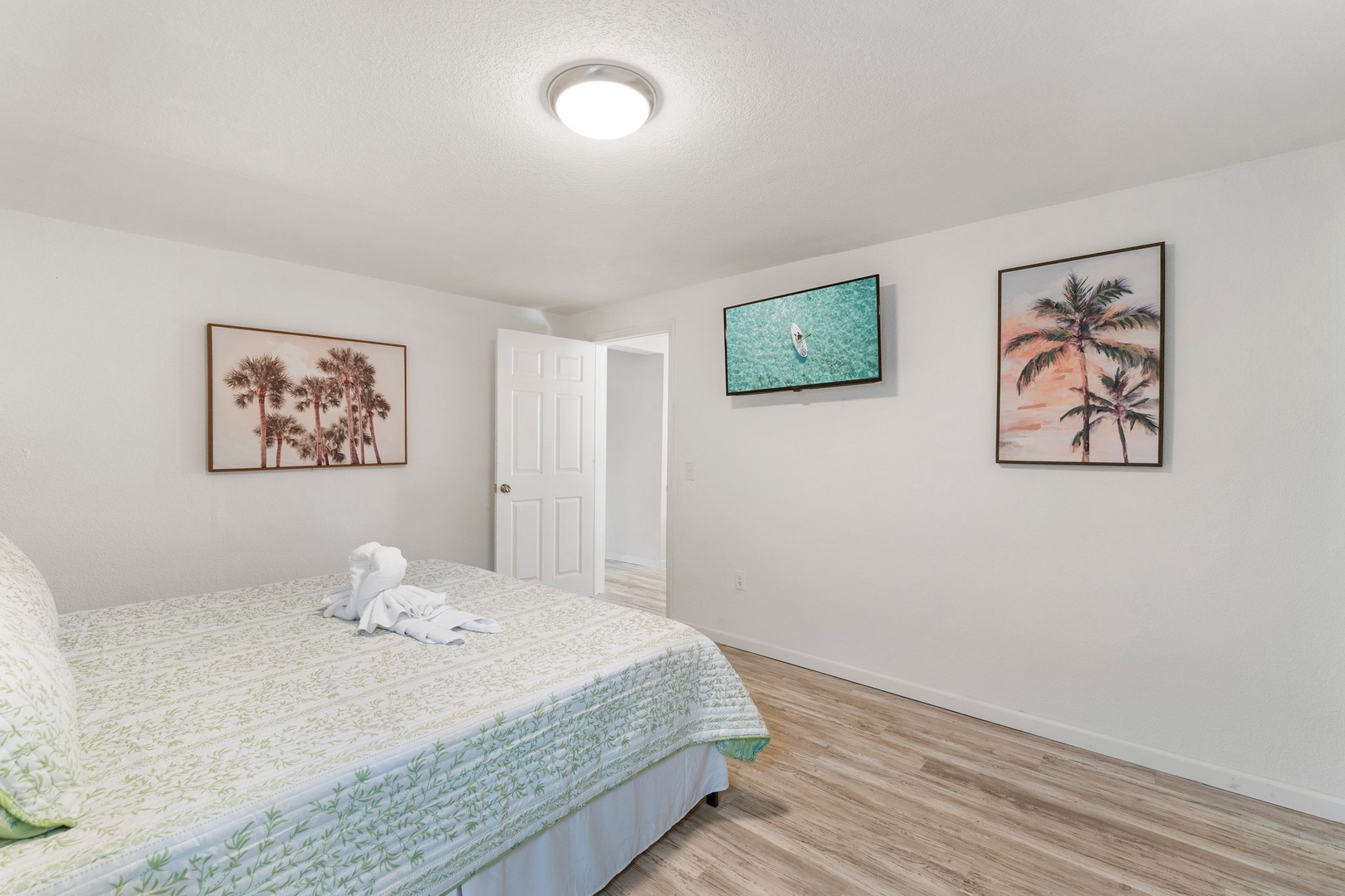 3rd bedroom with queen sized bed