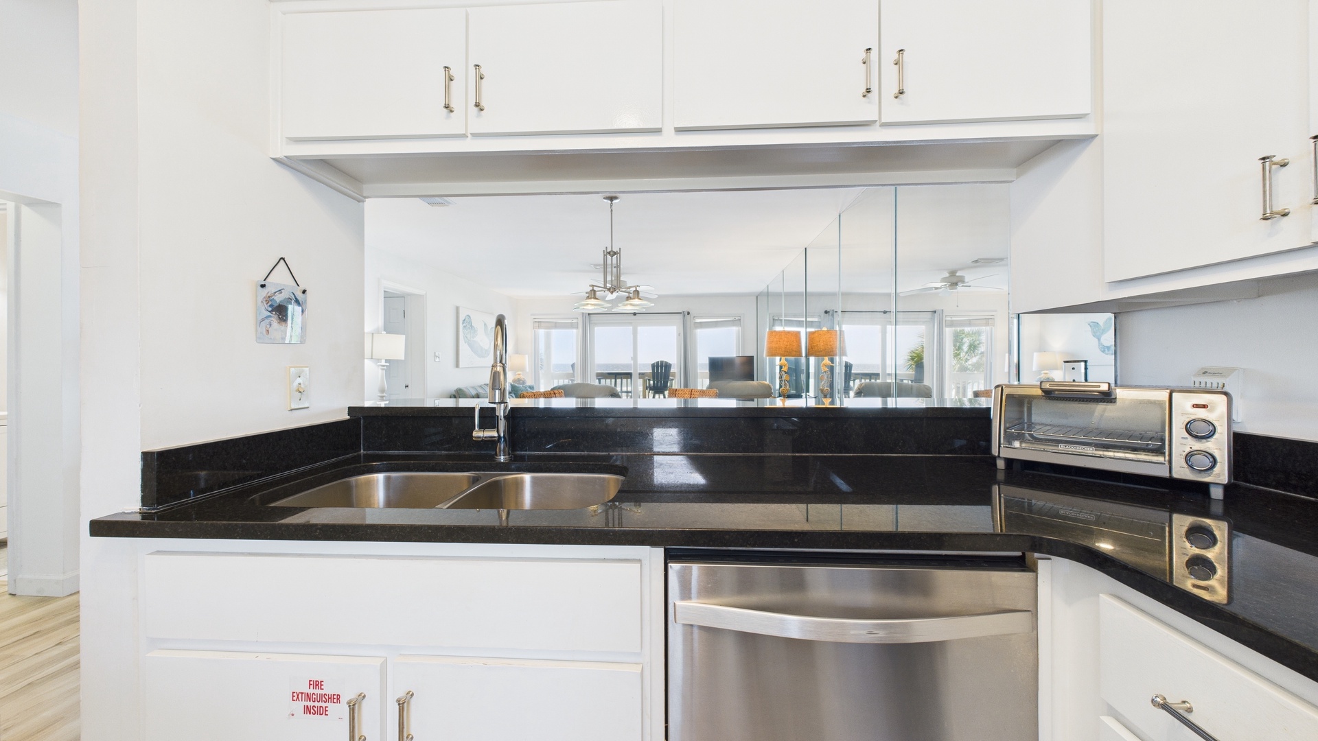 Full kitchen with breakfast bar and all the cooking essentials