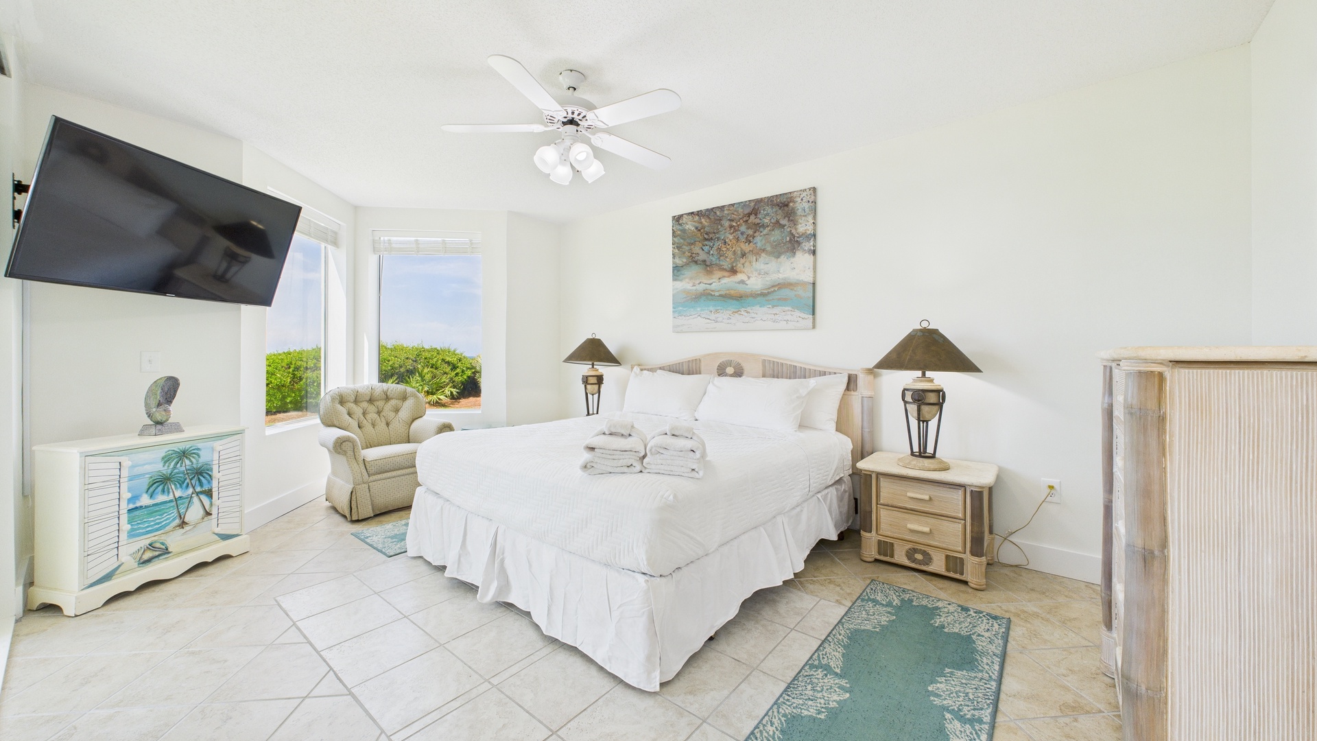 Master bedroom with king bed and ensuite bathroom (sleeps 2)