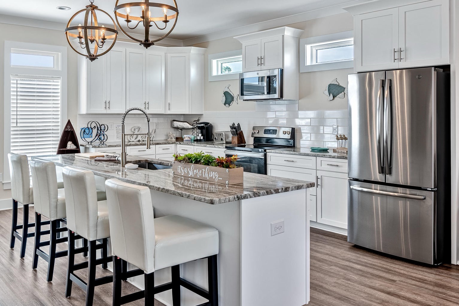 Full kitchen with breakfast bar and all the cooking essentials