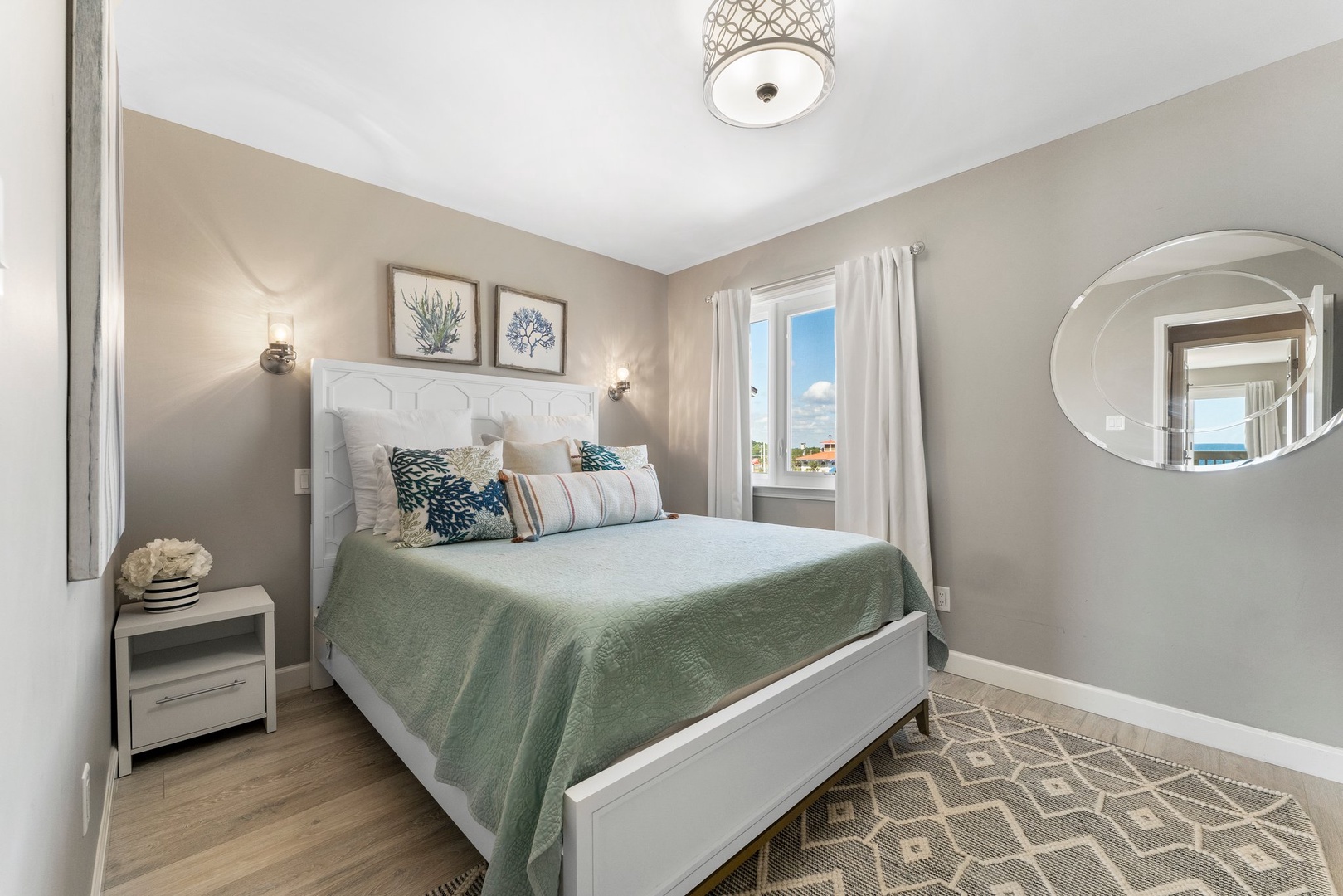 Guest bedroom with queen bed