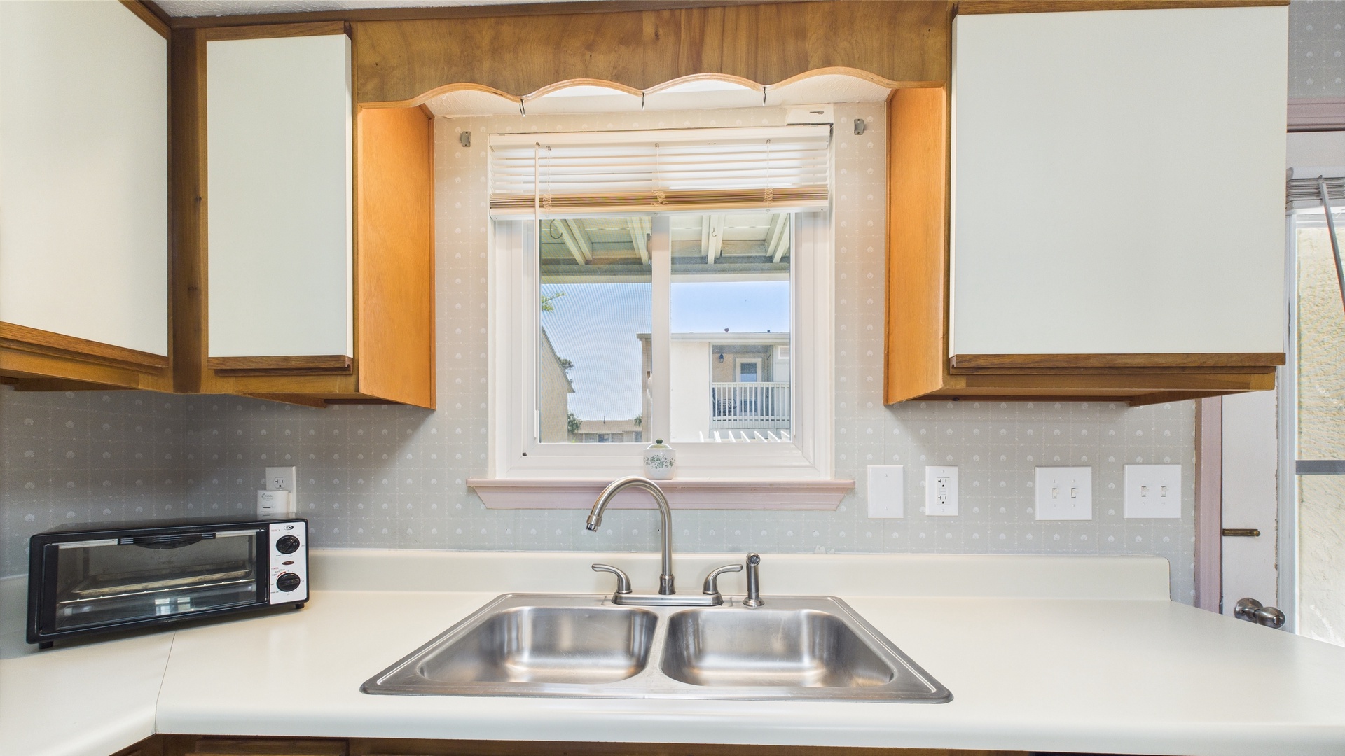 Fully applianced kitchen with all the cooking essentials