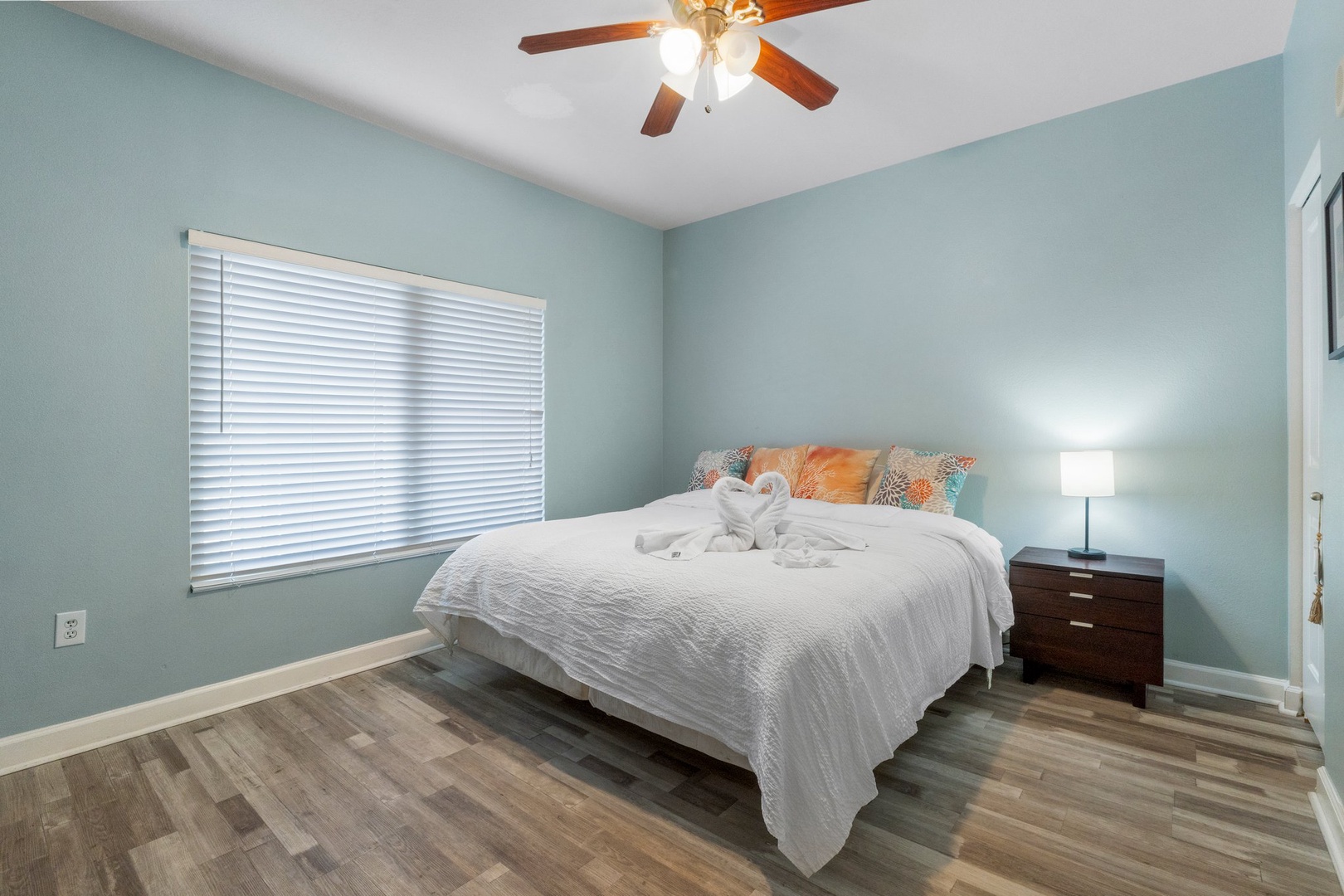 Guest bedroom with queen size bed