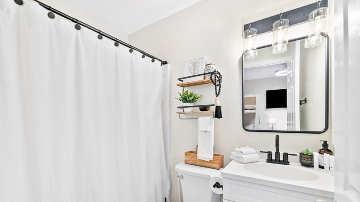 Full guest bathroom