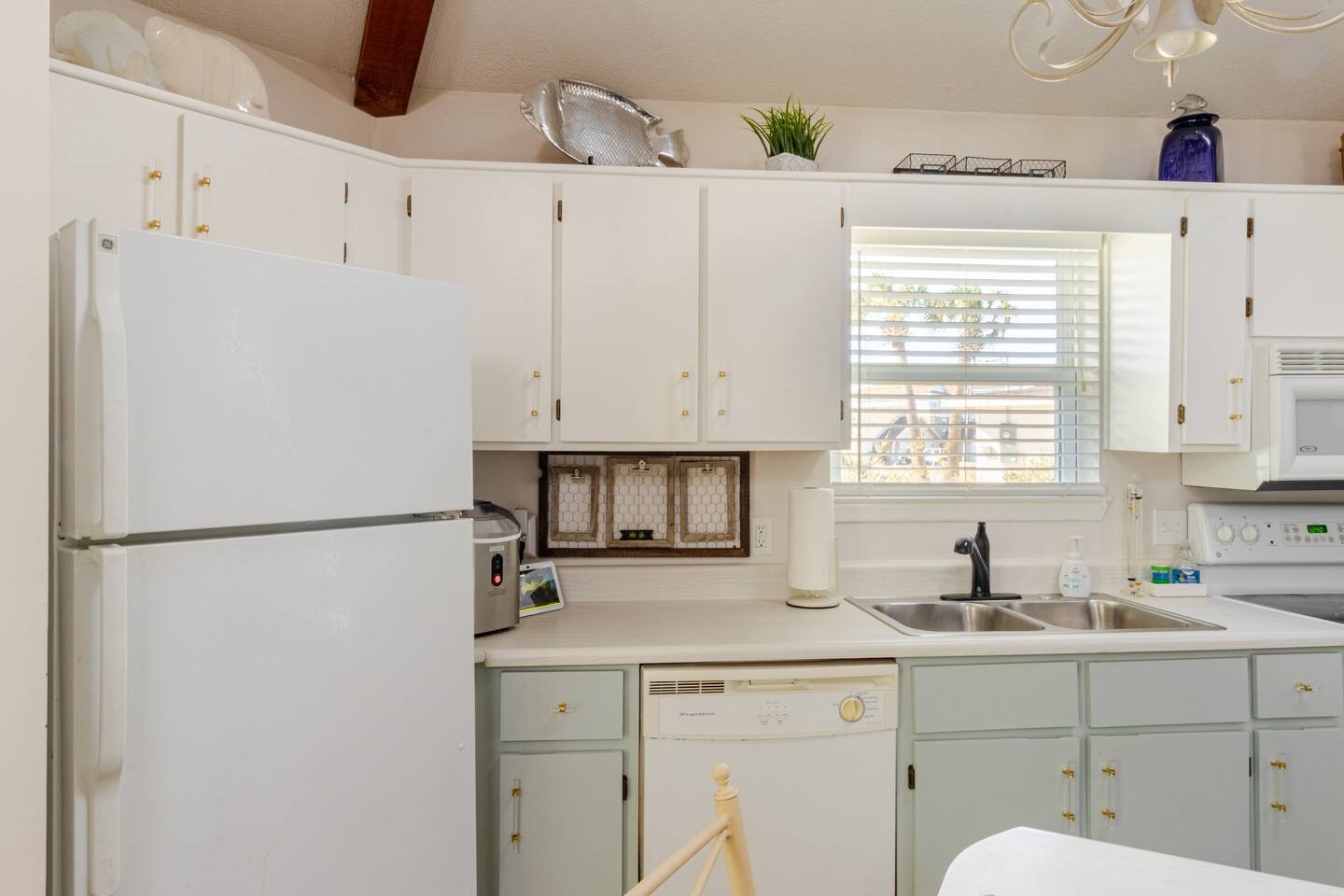 Full kitchen with breakfast bar and all the cooking essentials