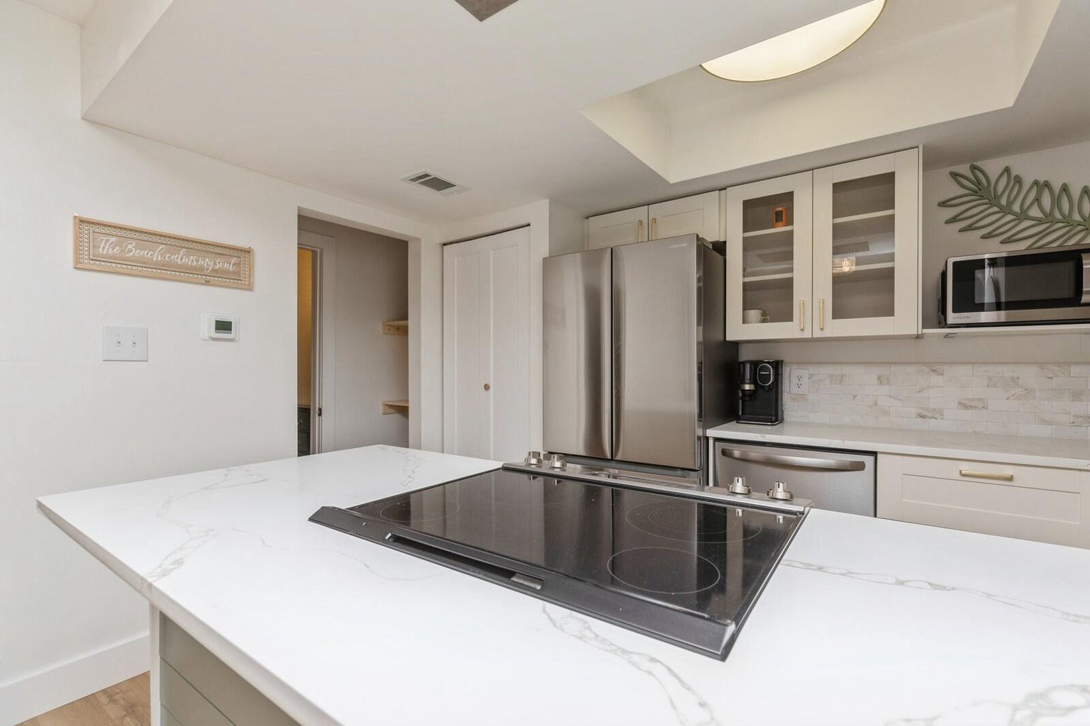 Full kitchen with breakfast bar and all the cooking essentials