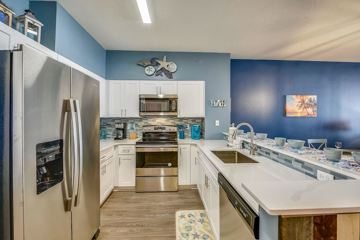 Full kitchen with breakfast bar and all the cooking essentials