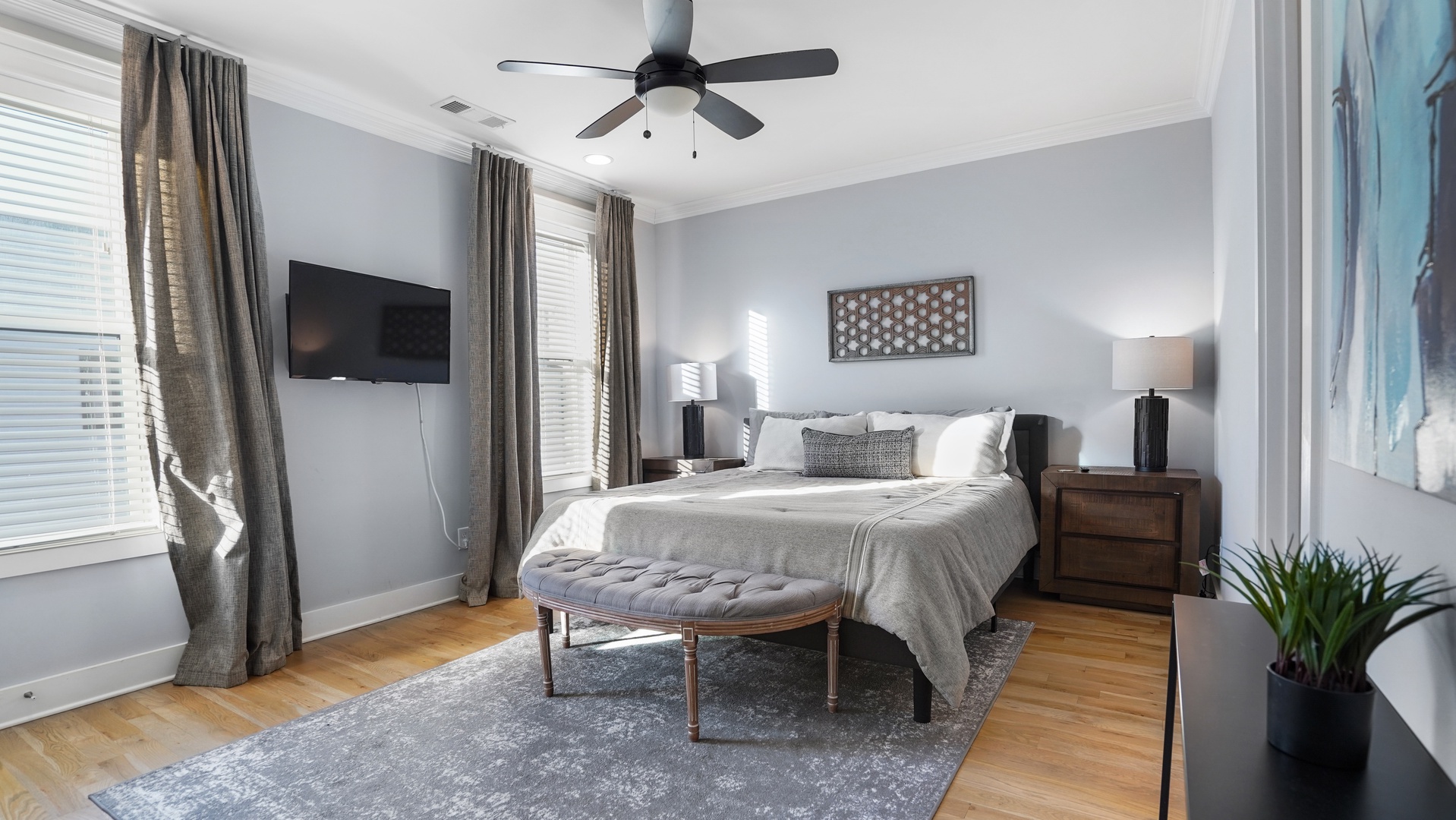 (3rd level) Queen guest bedroom