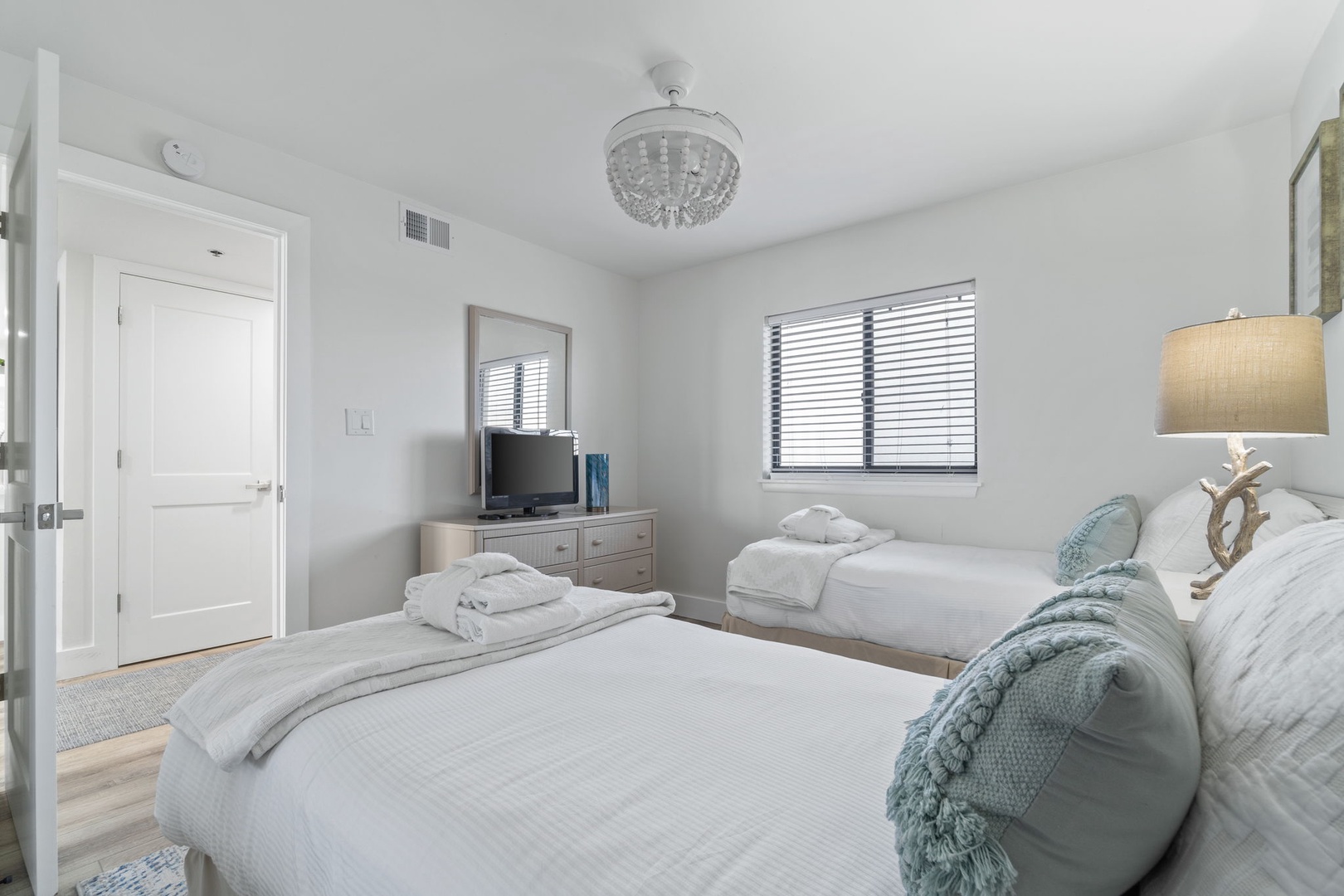 Guest room with 2 twin size beds