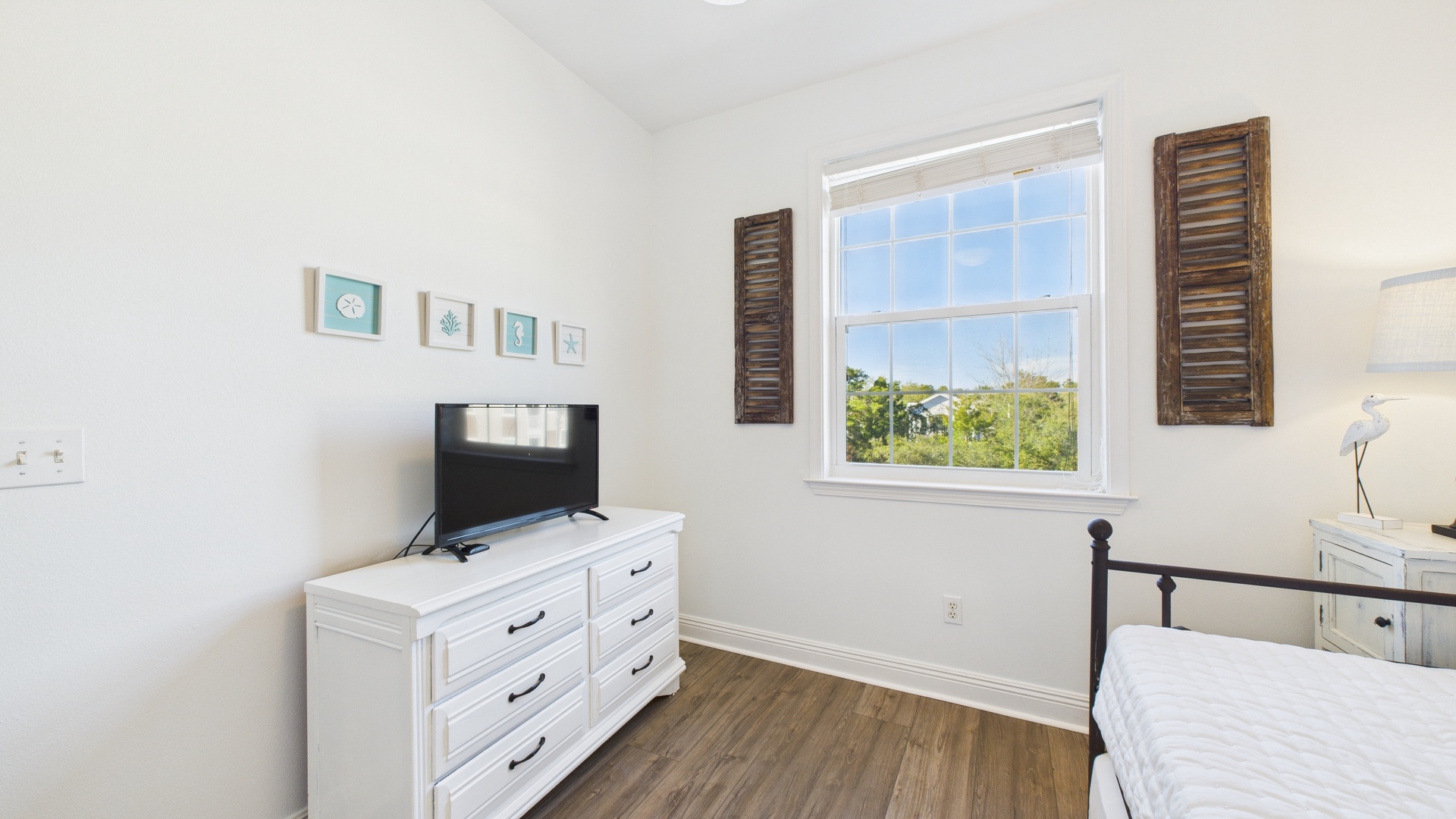 Bedroom with day bed TV and twin trundle