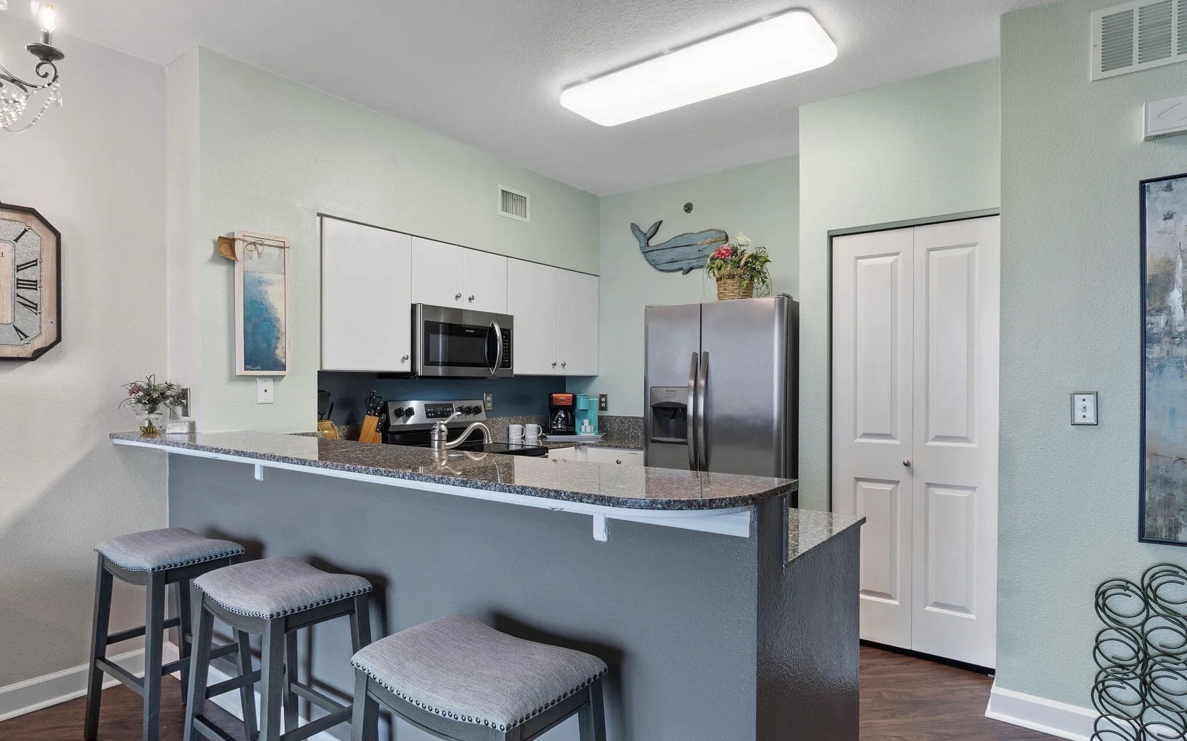 Full kitchen and breakfast bar with seating for 3.