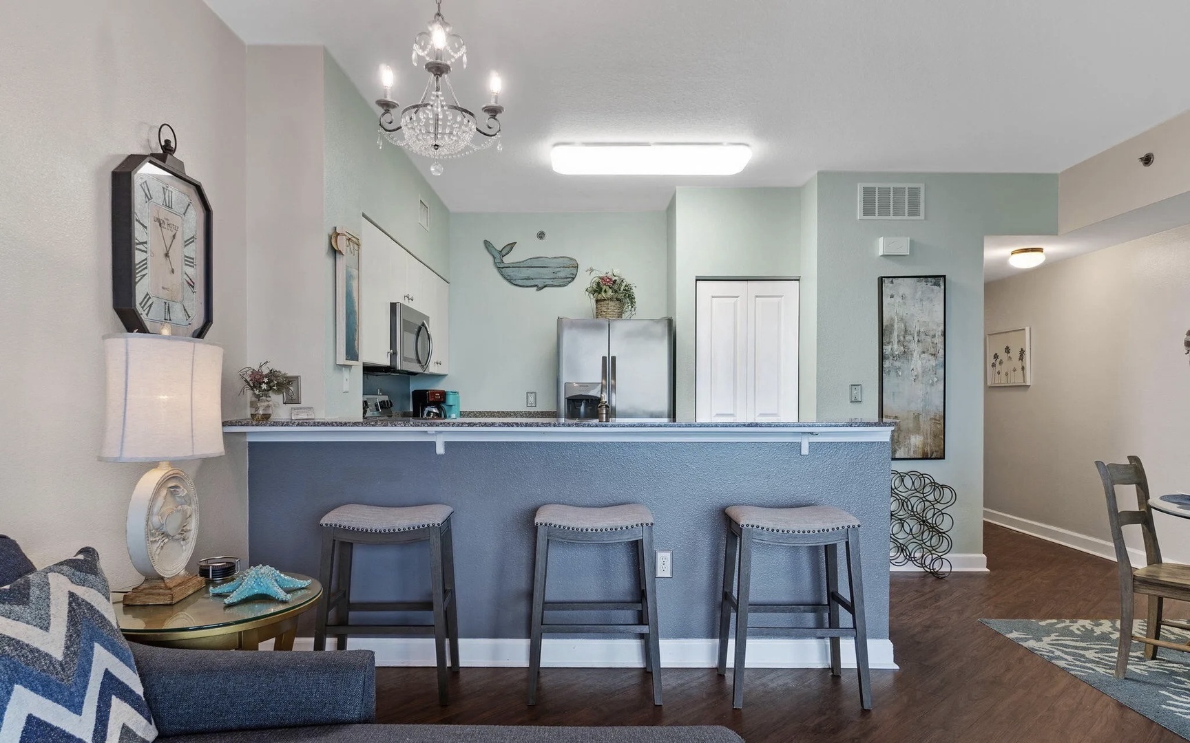 Full kitchen and breakfast bar with seating for 3.