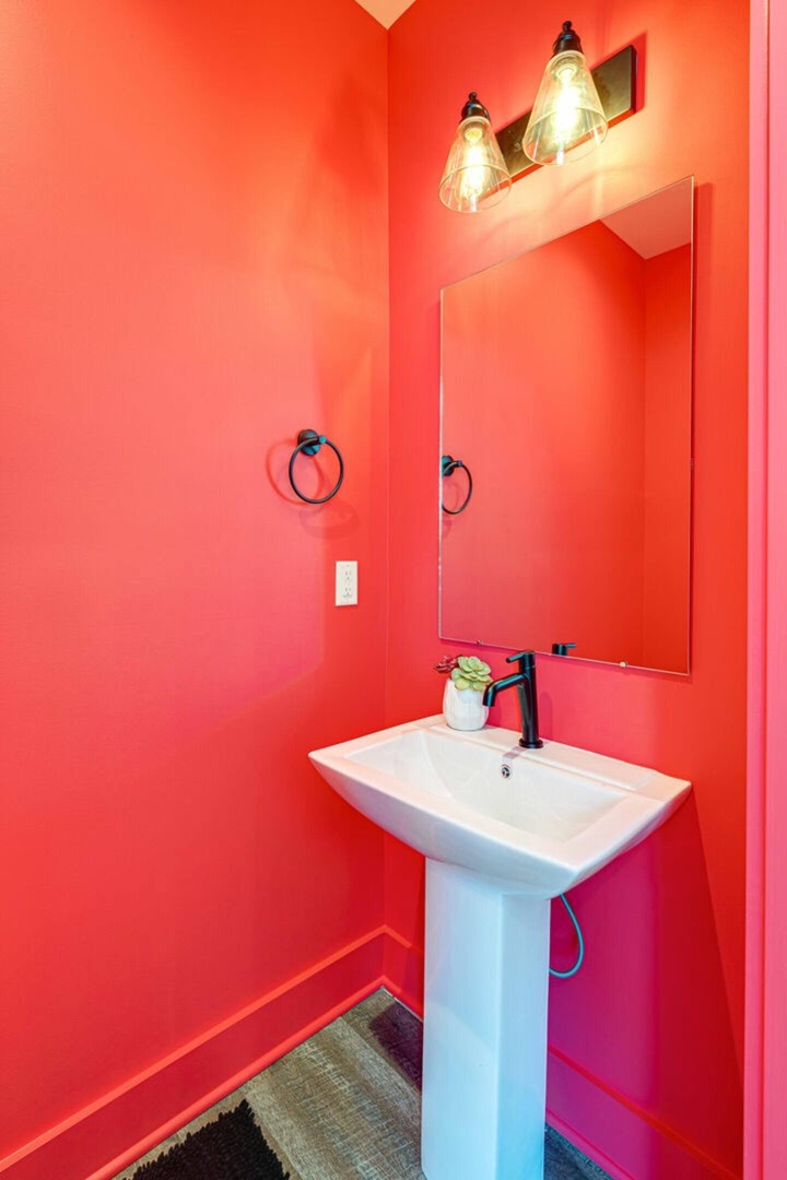 5629 - Half bathroom